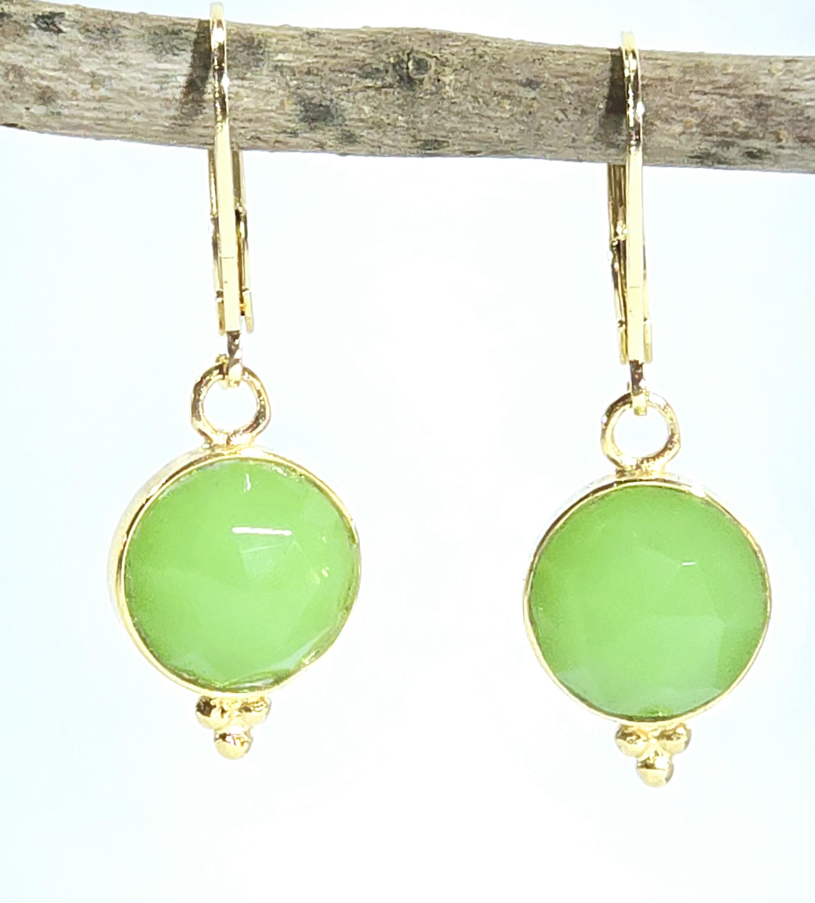 עגילי טיפה תלויים משובצים בזהב ירקן ירוק 14 קראט