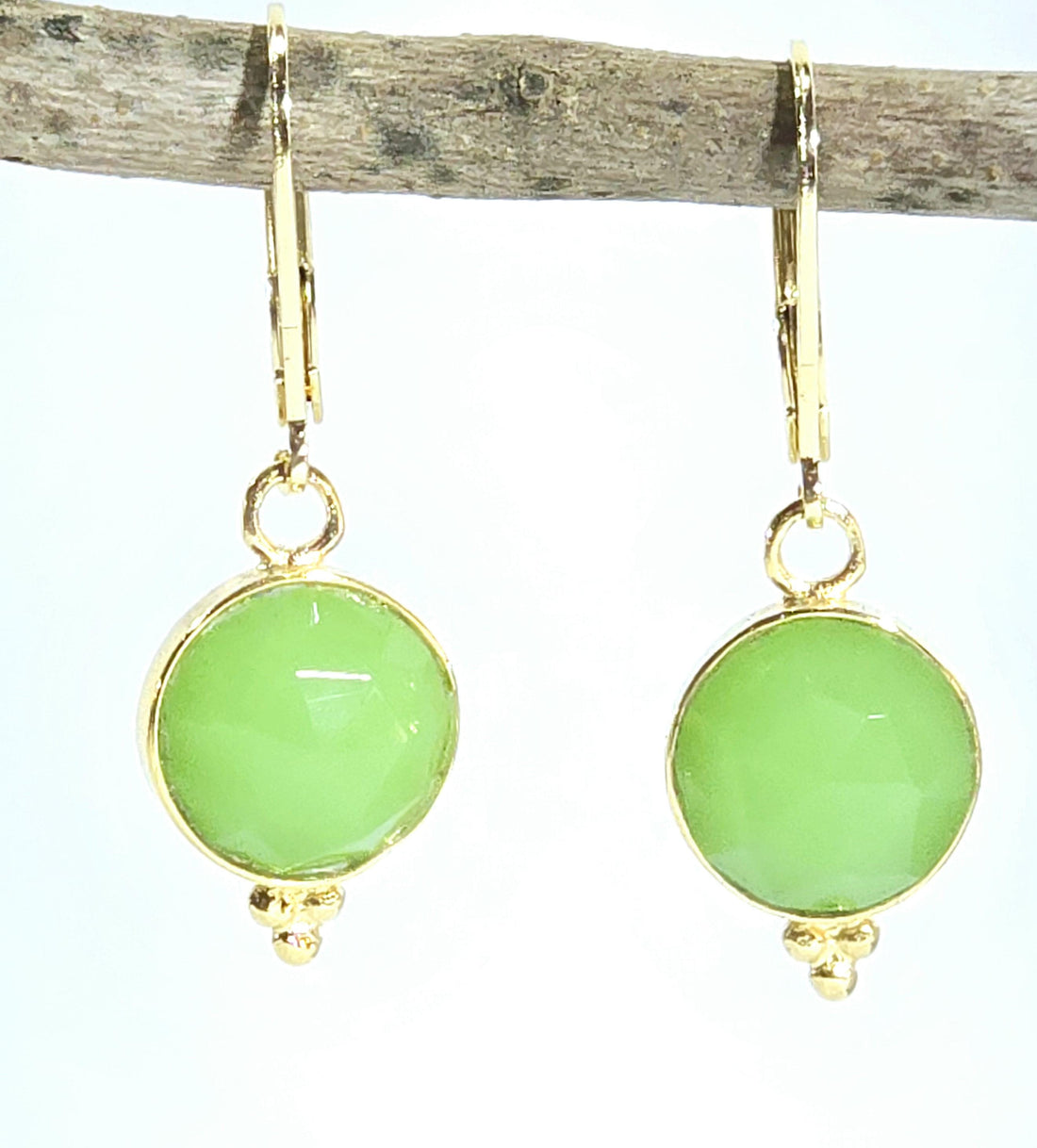 עגילי טיפה תלויים משובצים בזהב ירקן ירוק 14 קראט