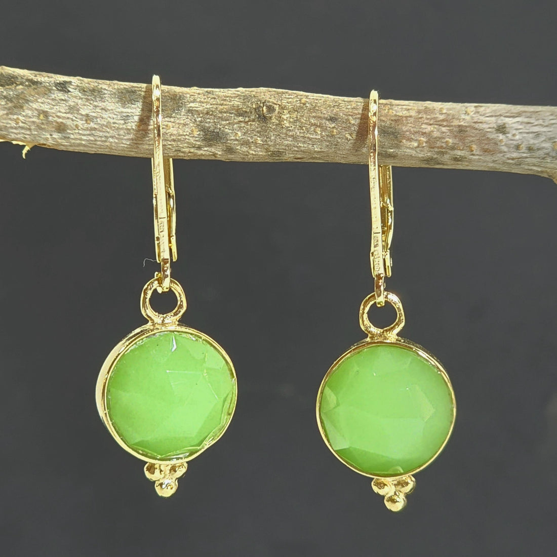 עגילי זהב ירוקים עגולים משובצים באבן ירקן