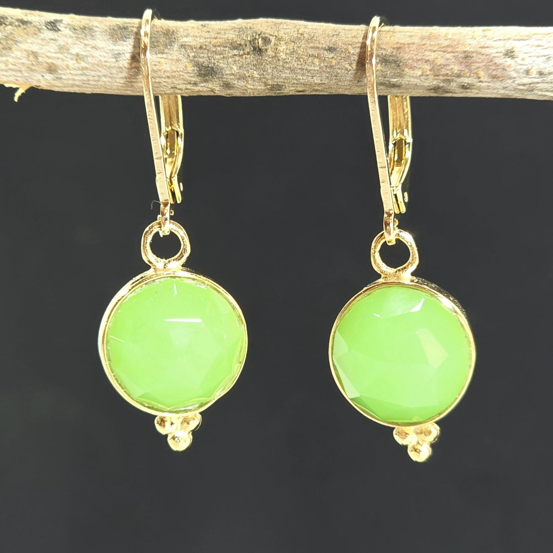 עגילי טיפה תלויים משובצים בזהב ירקן ירוק 14 קראט