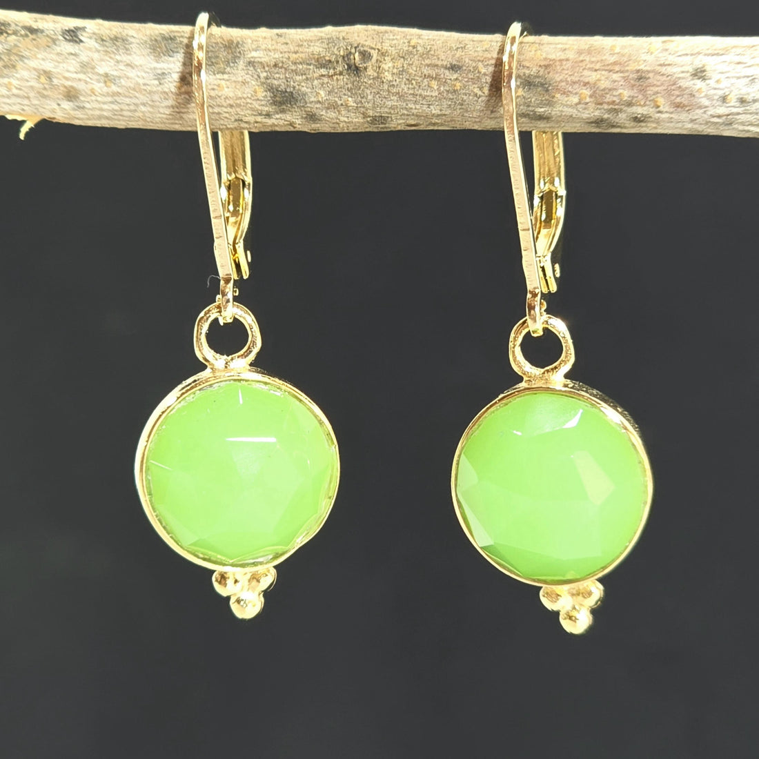 עגילי זהב ירוקים עגולים משובצים באבן ירקן