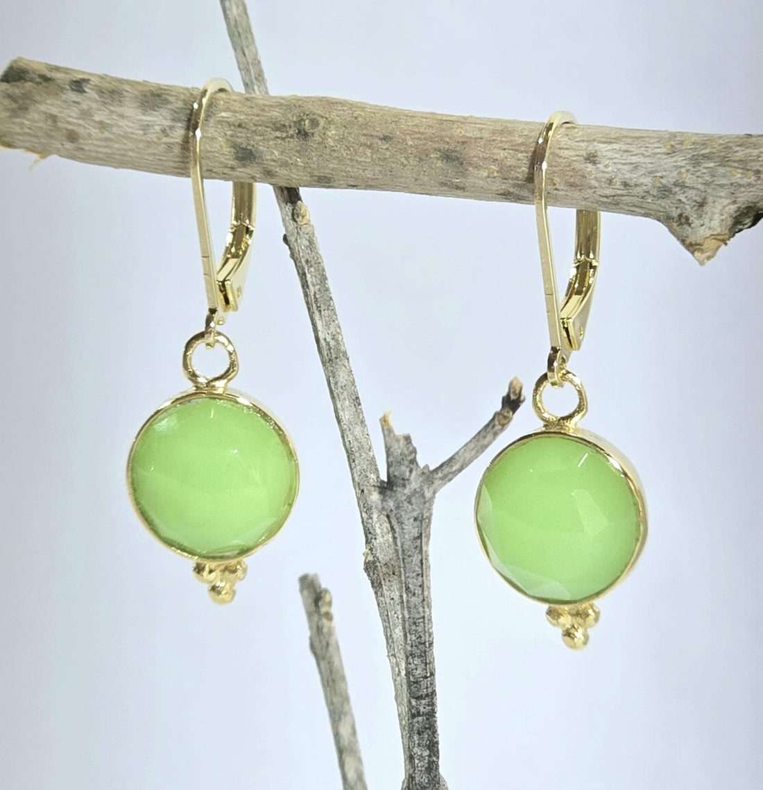 עגילי טיפה תלויים משובצים בזהב ירקן ירוק 14 קראט