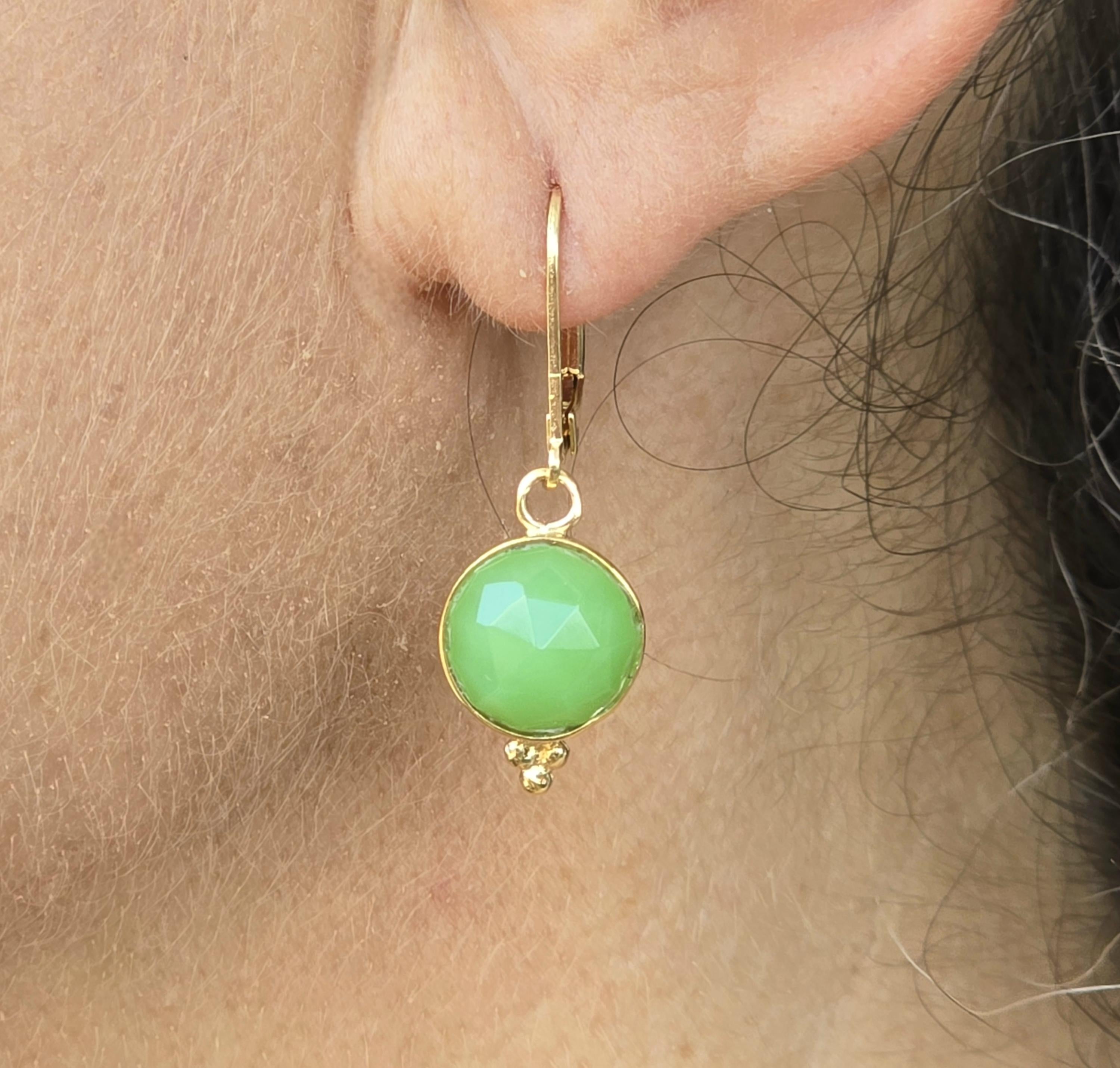 עגילי זהב ירוקים עגולים משובצים באבן ירקן