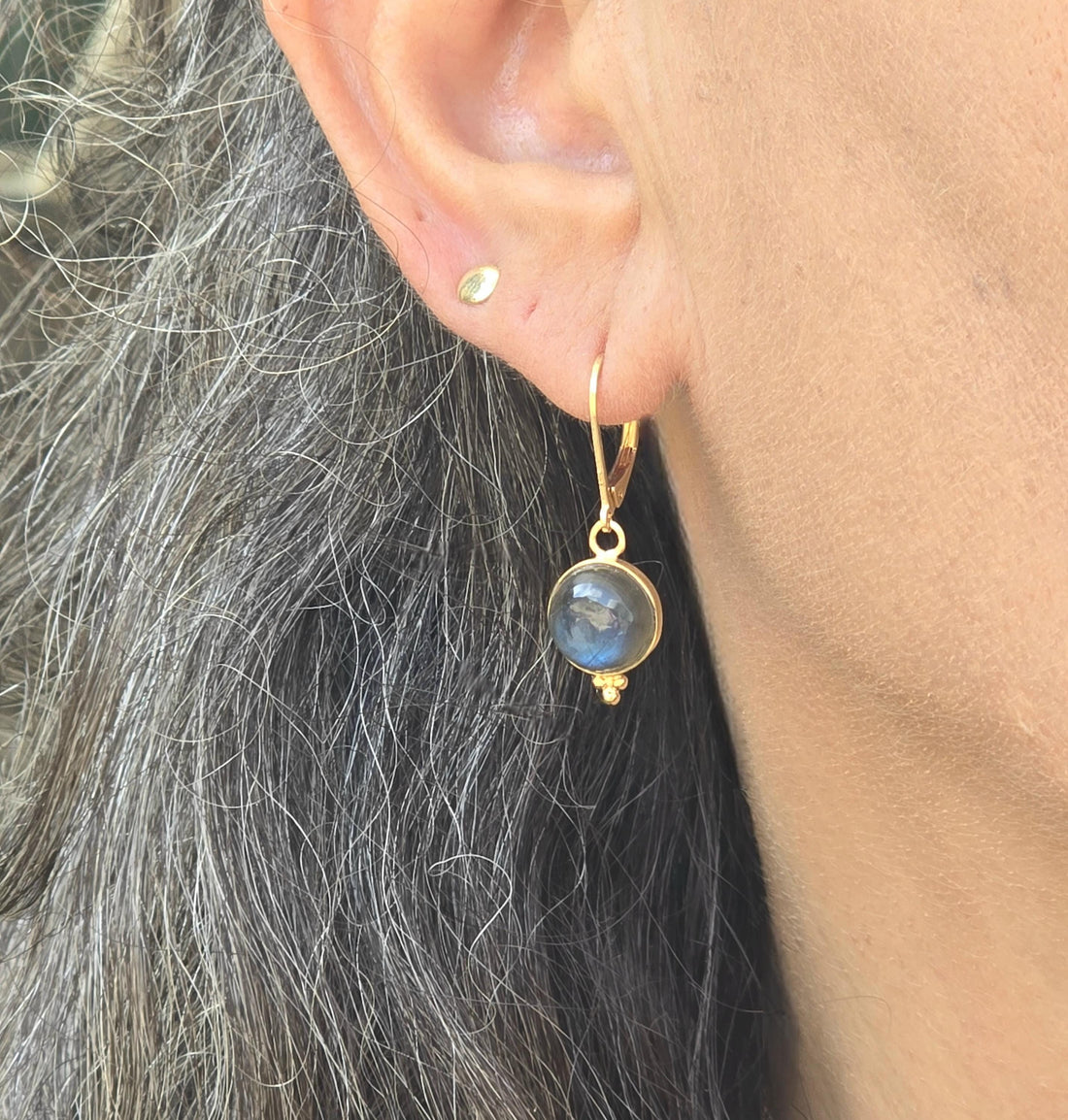 עגילי זהב עגולים משובצים ברבוריט