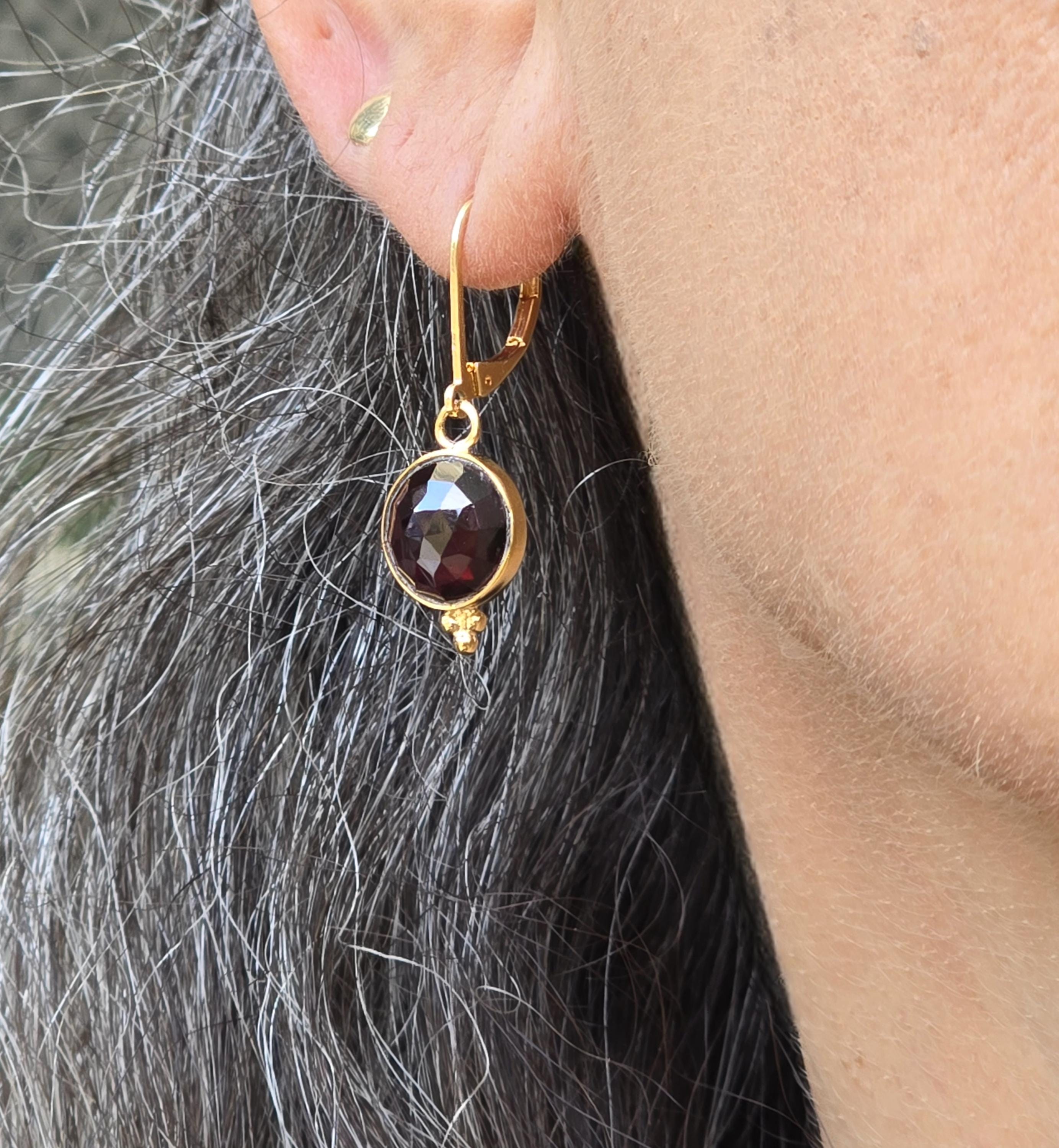 עגילי זהב עגולים משובצים בגרנט