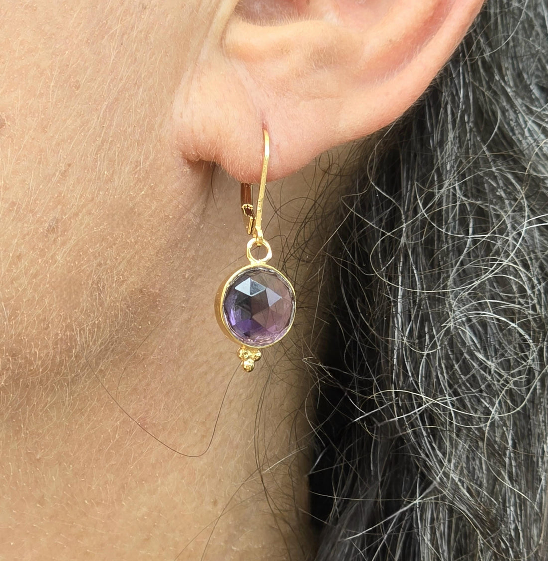 עגילי זהב עגולים משובצים באמטיסט