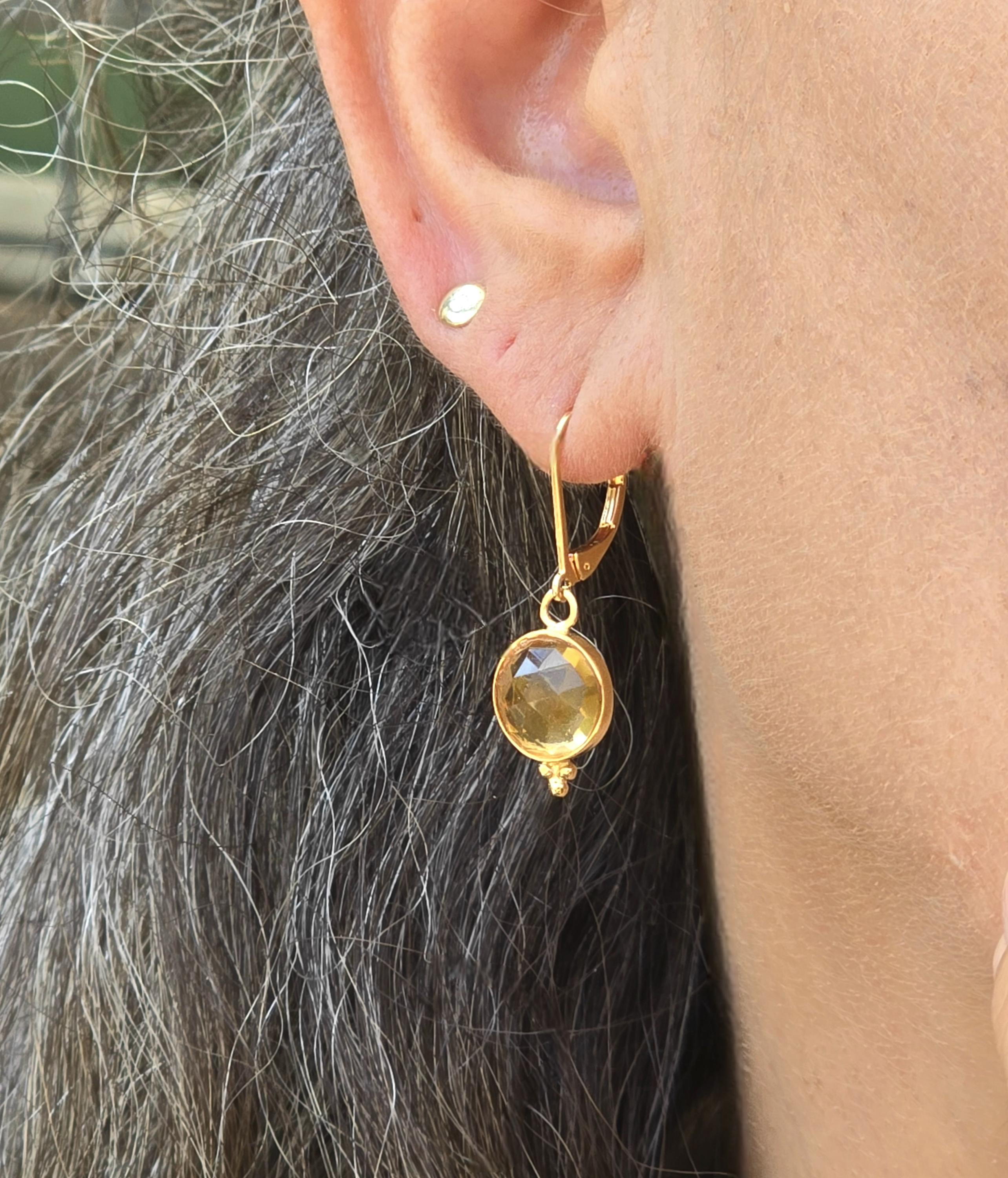 עגילי זהב עגולים משובצים בציטרין