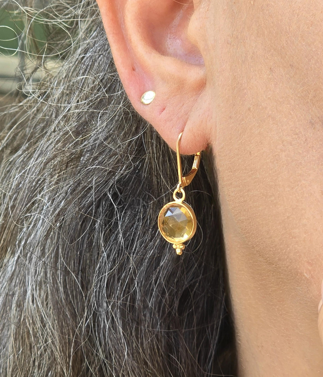 עגילי זהב עגולים משובצים בציטרין