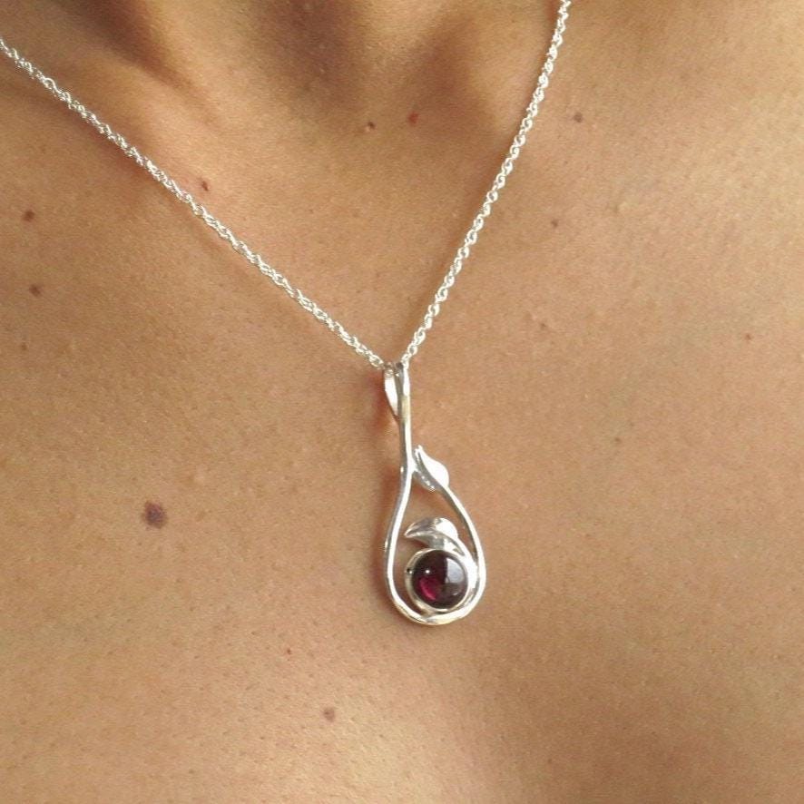 שרשרת תליון טיפת עלי כסף משובצים בגרנט, מתנה לה