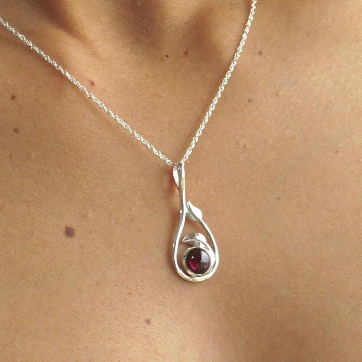 שרשרת תליון טיפת עלי כסף משובצים בגרנט, מתנה לה