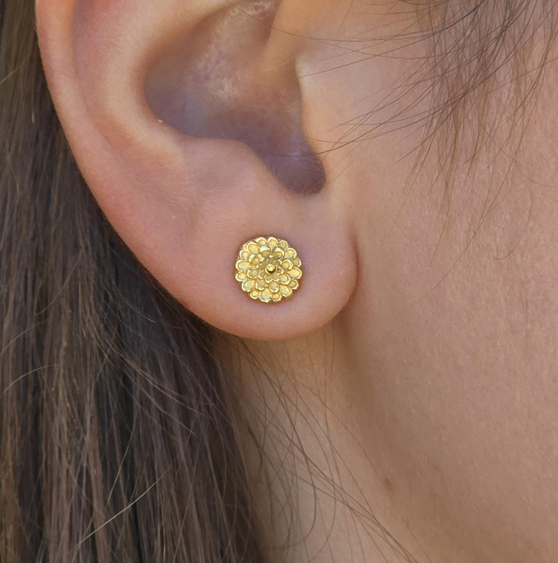 עגילי פרח דליה מזהב 14 קראט: תכשיטי מנדלה בעבודת יד