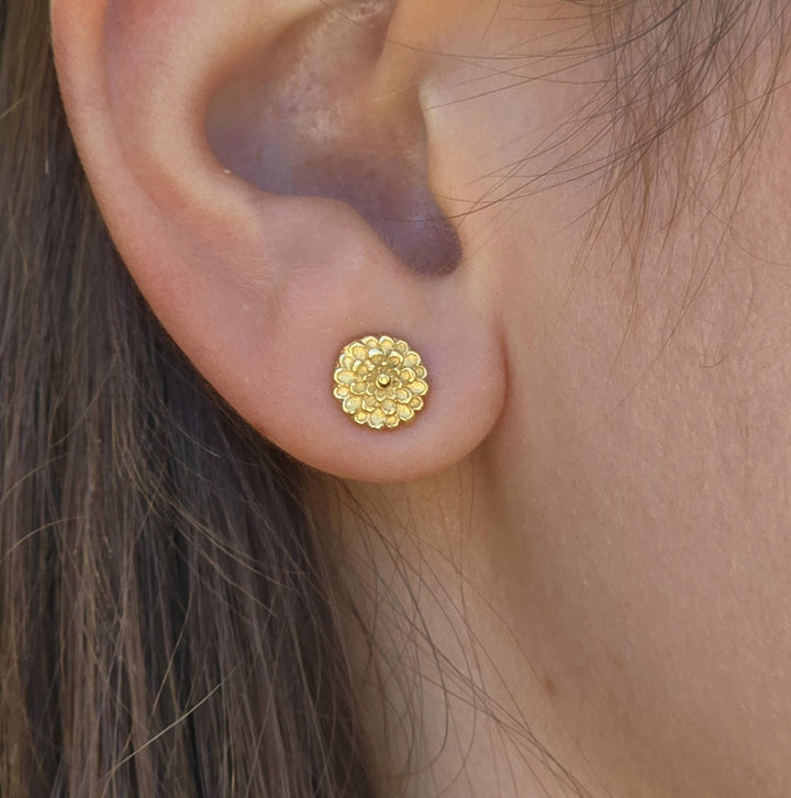 עגילי פרח דליה מזהב 14 קראט: תכשיטי מנדלה בעבודת יד
