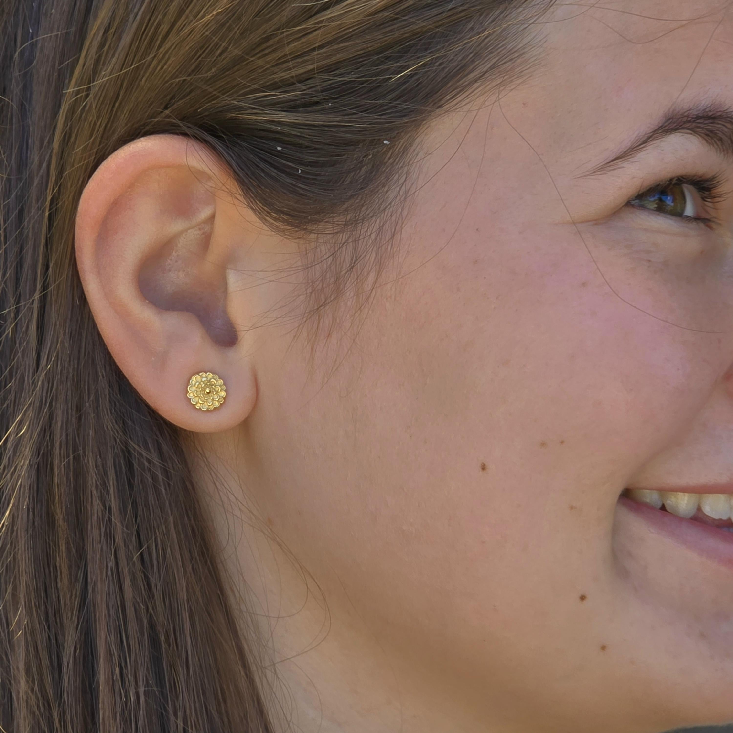 עגילי פרח דליה מזהב 14 קראט: תכשיטי מנדלה בעבודת יד