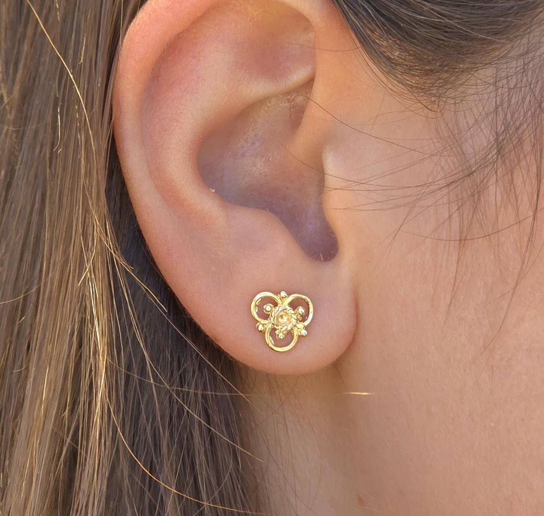 עגילי פרחים צמודים מזהב 14 קראט