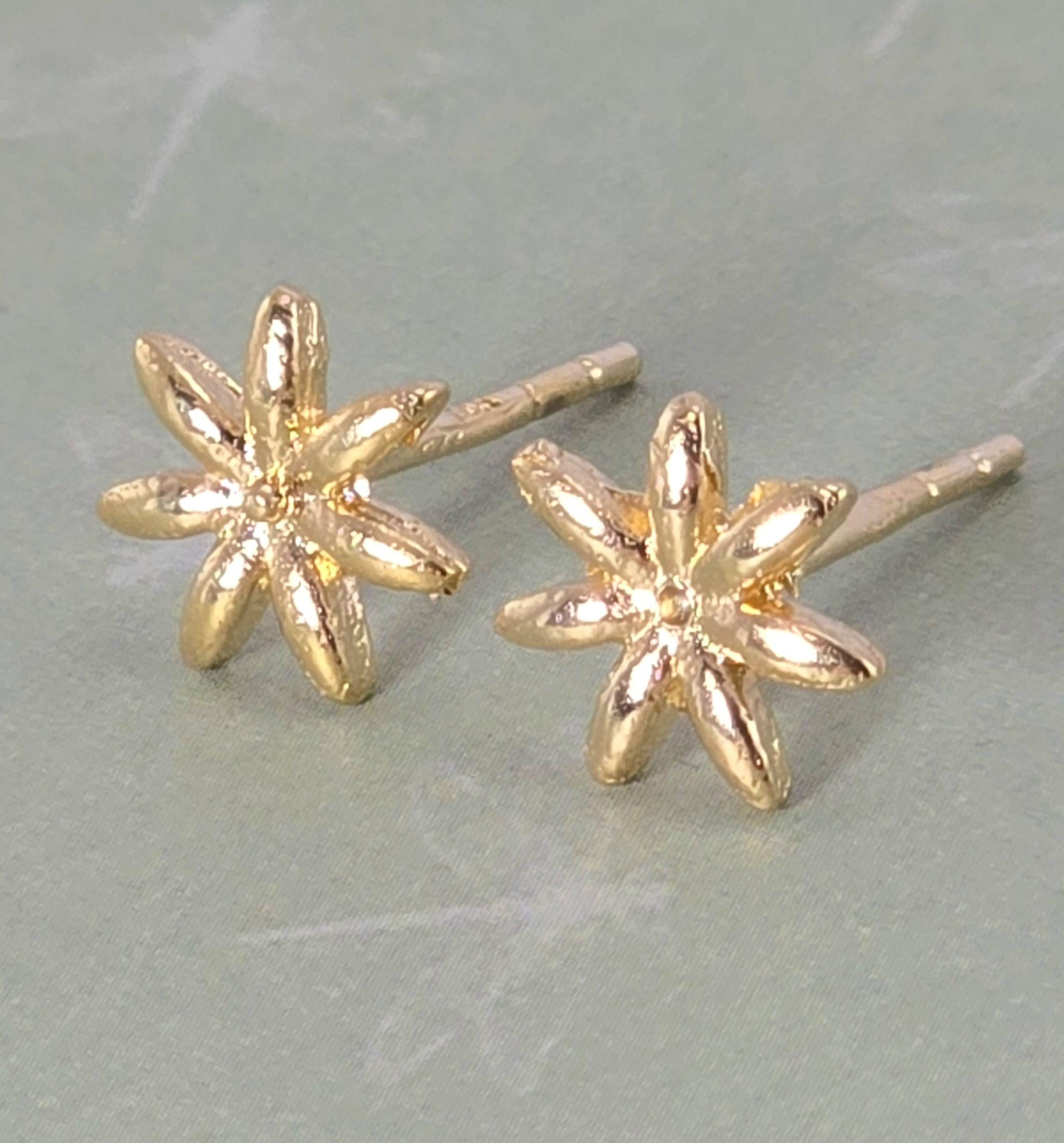 עגילי זהב 14 קראט בצורת פרחים משובצים בצורת כוכב: זהב מלא, עבודת יד
