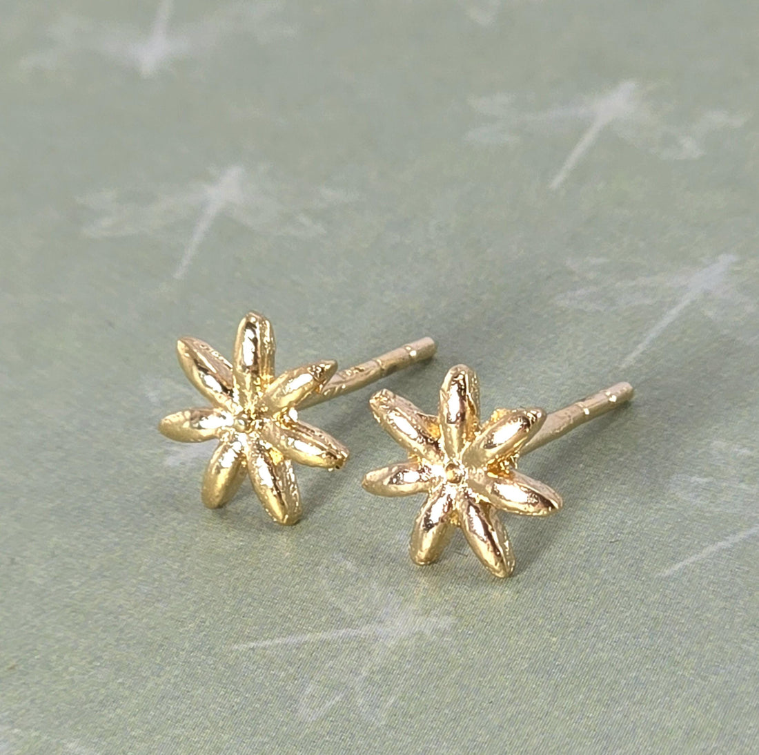 עגילי זהב 14 קראט בצורת פרחים משובצים בצורת כוכב: זהב מלא, עבודת יד