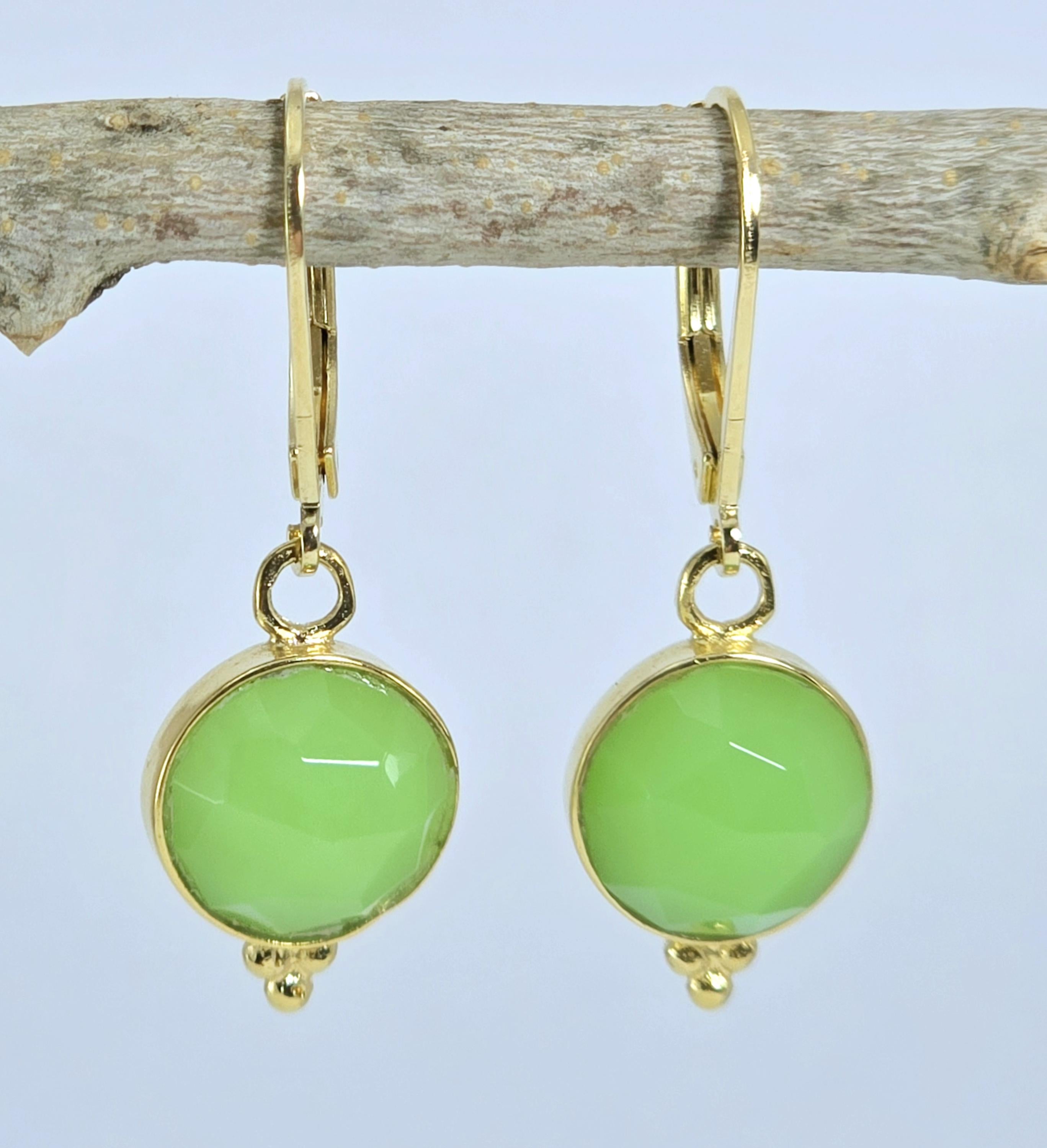 עגילי זהב ירוקים עגולים משובצים באבן ירקן