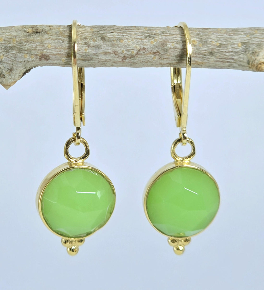 עגילי זהב ירוקים עגולים משובצים באבן ירקן