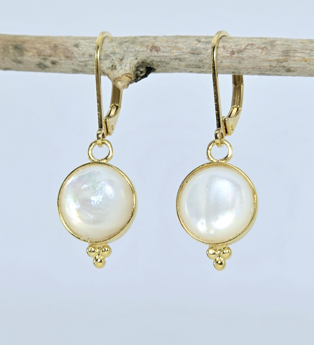 עגילי זהב 14 קראט עם אם פנינה - עיצוב טיפה עגולה