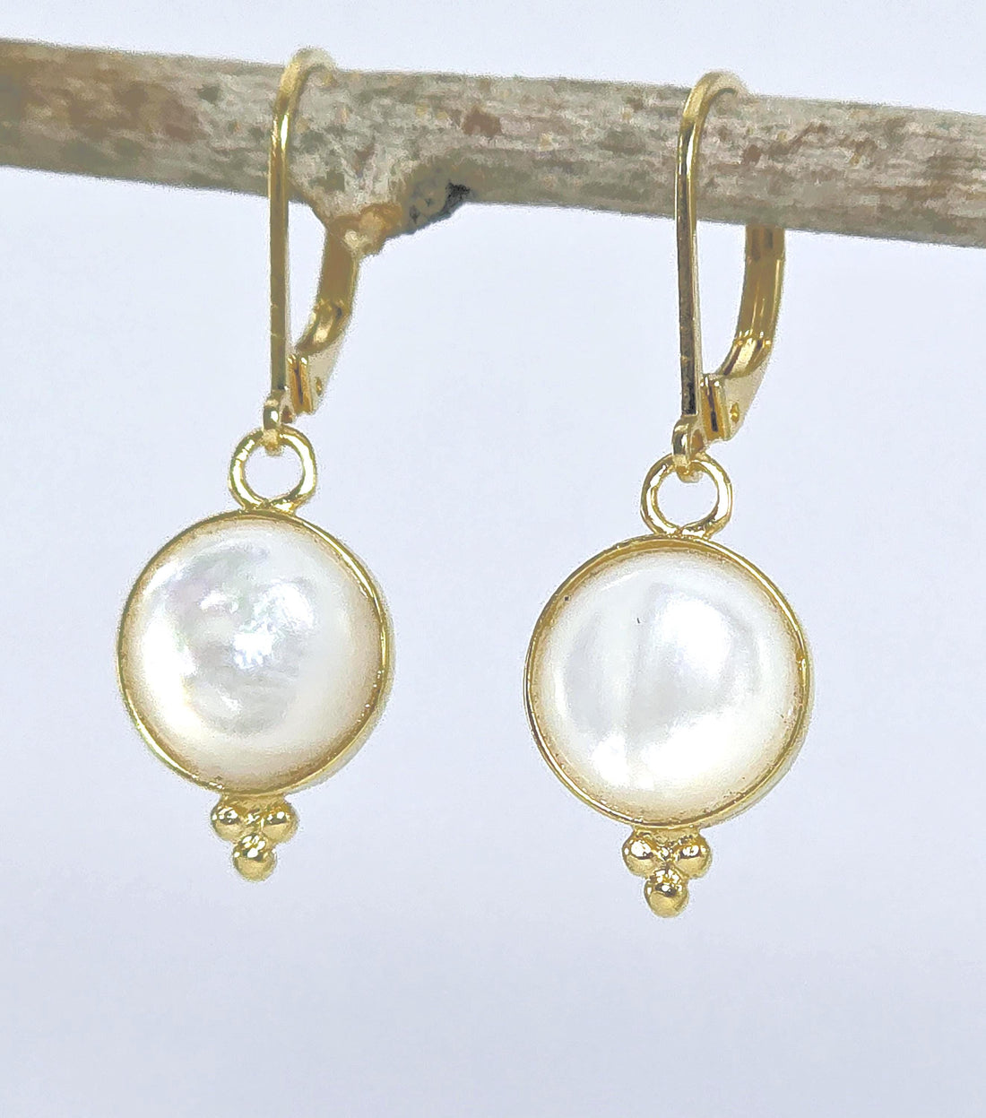 עגילי זהב 14 קראט עם אם פנינה - עיצוב טיפה עגולה