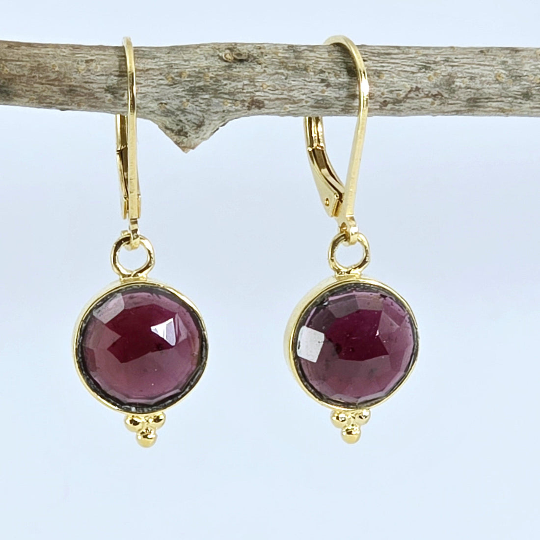 עגילי זהב 14 קראט עגולים משובצים בגרנט