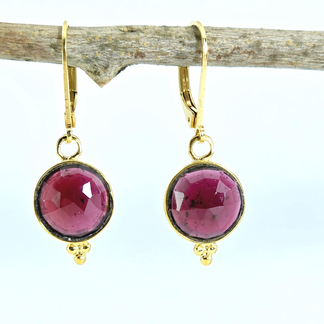 עגילי זהב 14 קראט עגולים משובצים בגרנט