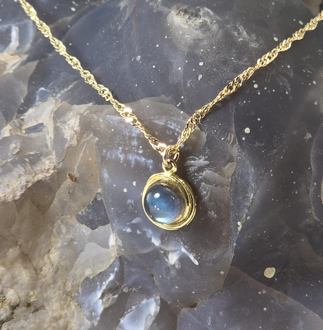 תליון שרשרת קטנה מאבן לברדוריט מזהב 14 קראט