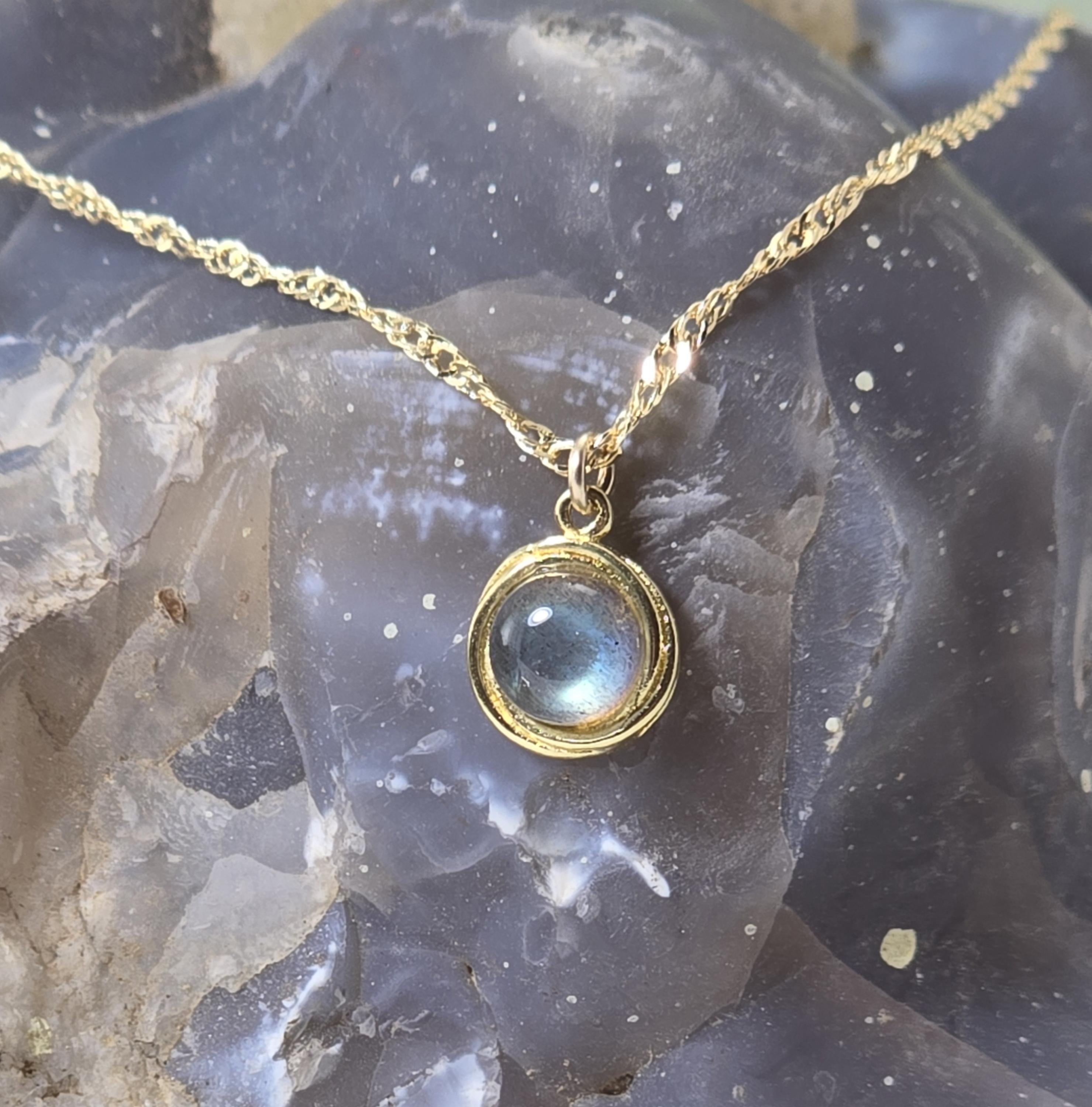 תליון שרשרת קטנה מאבן לברדוריט מזהב 14 קראט