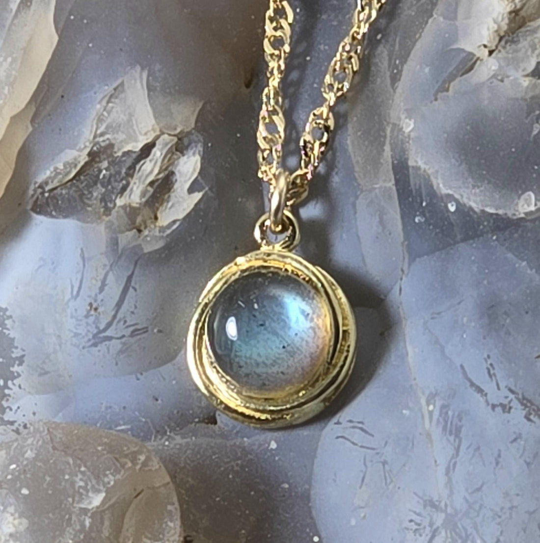 תליון שרשרת קטנה מאבן לברדוריט מזהב 14 קראט