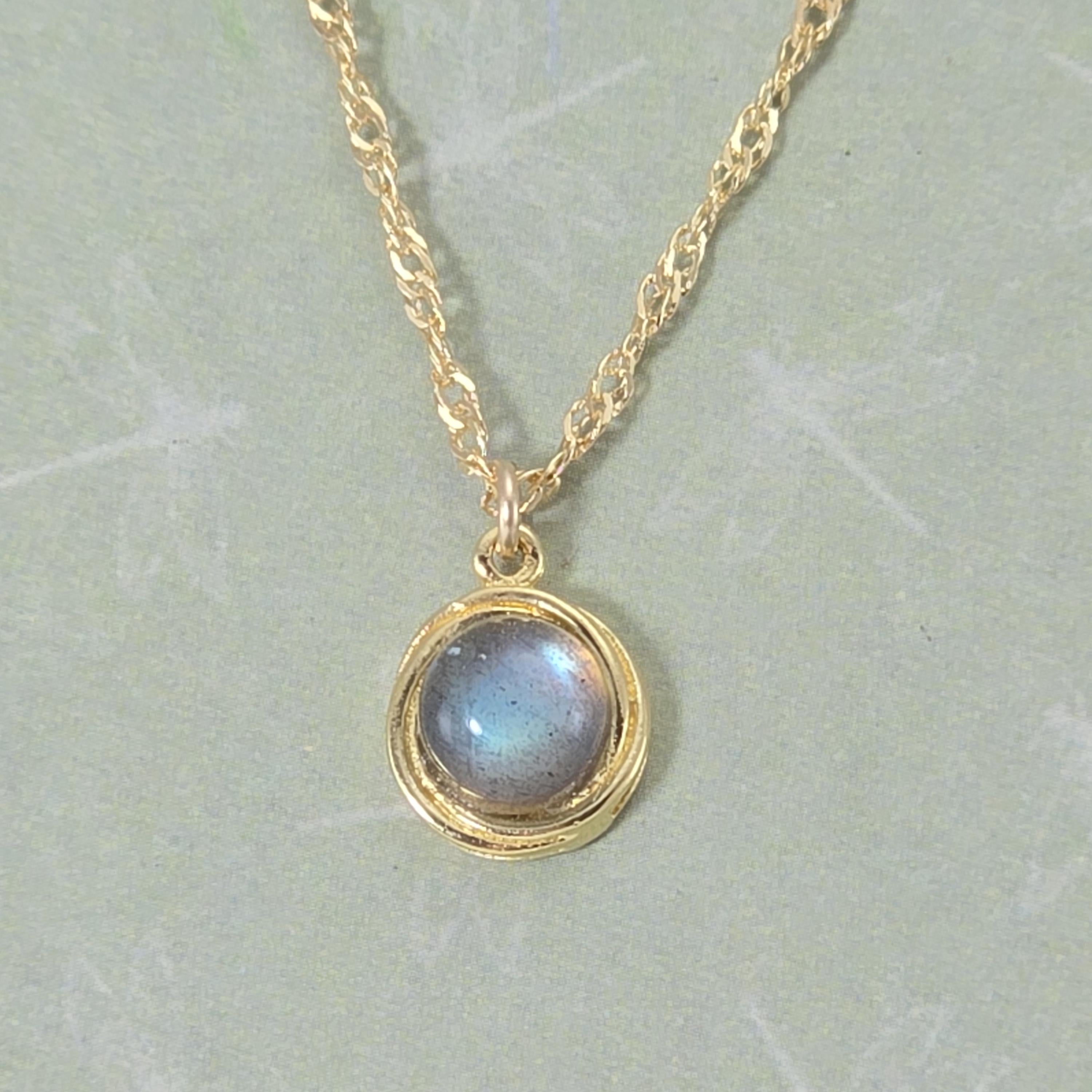 תליון שרשרת קטנה מאבן לברדוריט מזהב 14 קראט