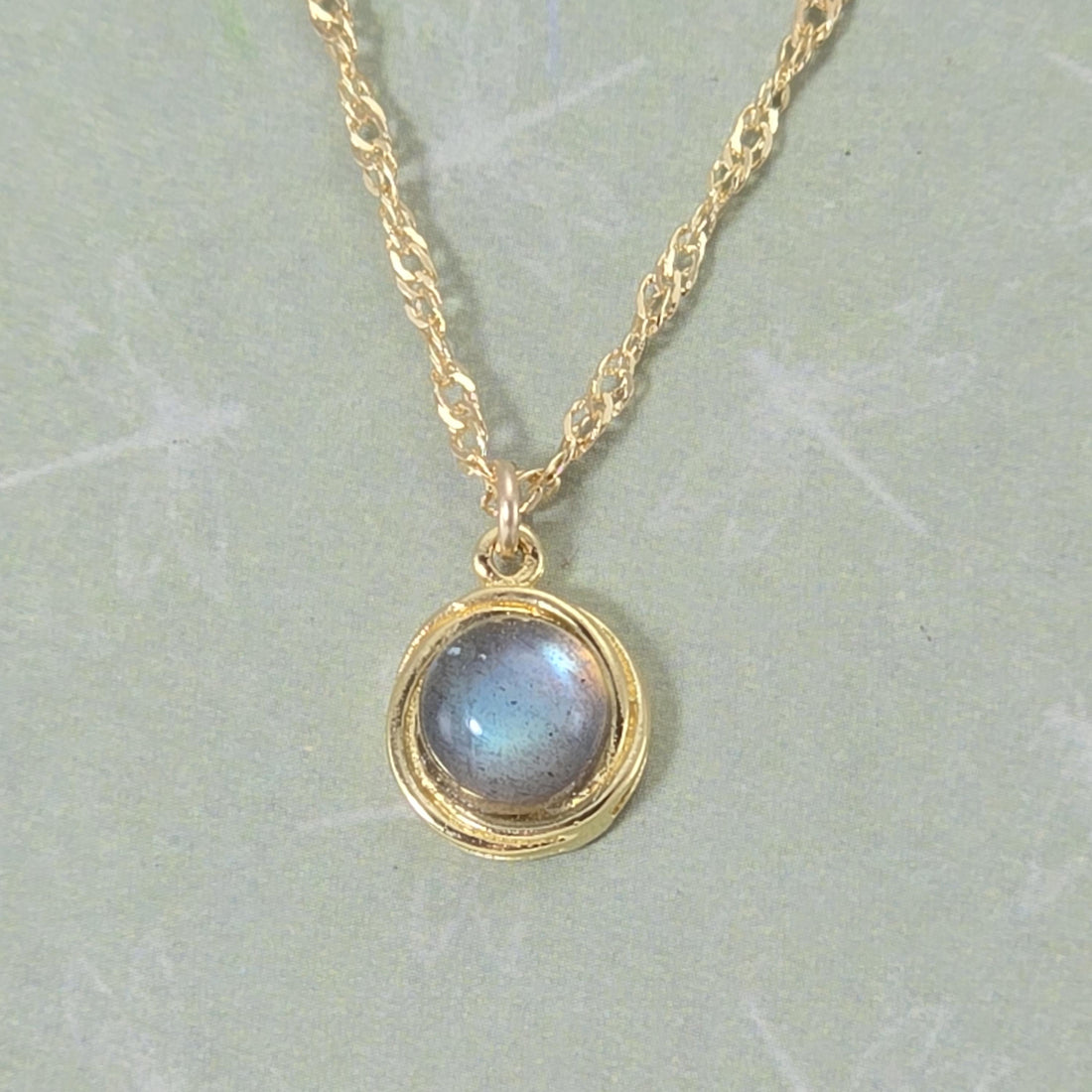 תליון שרשרת קטנה מאבן לברדוריט מזהב 14 קראט