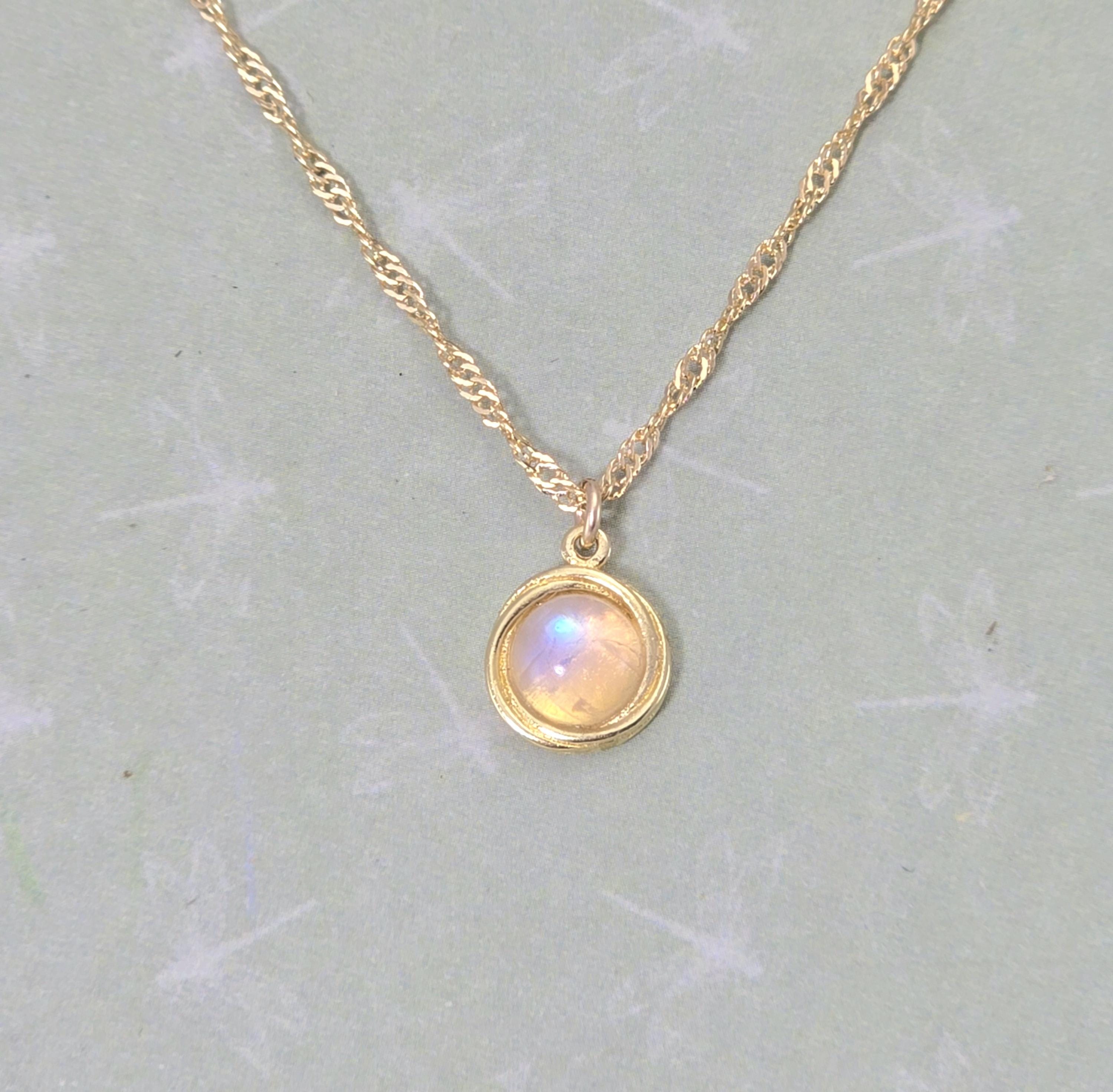 תליון שרשרת זהב 14 קראט, תליון קטן משובץ אבן מונס