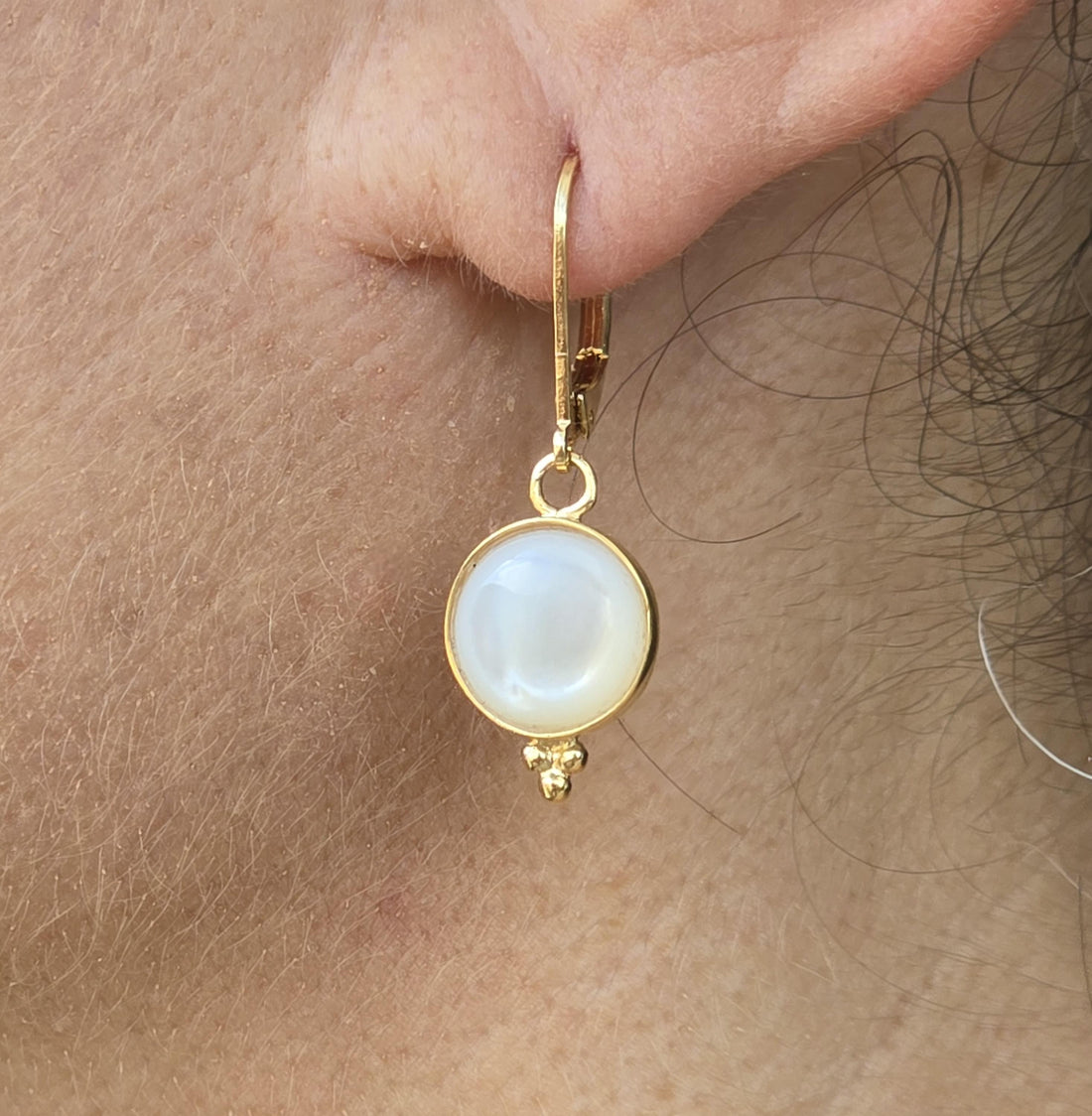 עגילי זהב 14 קראט עם אם פנינה - עיצוב טיפה עגולה