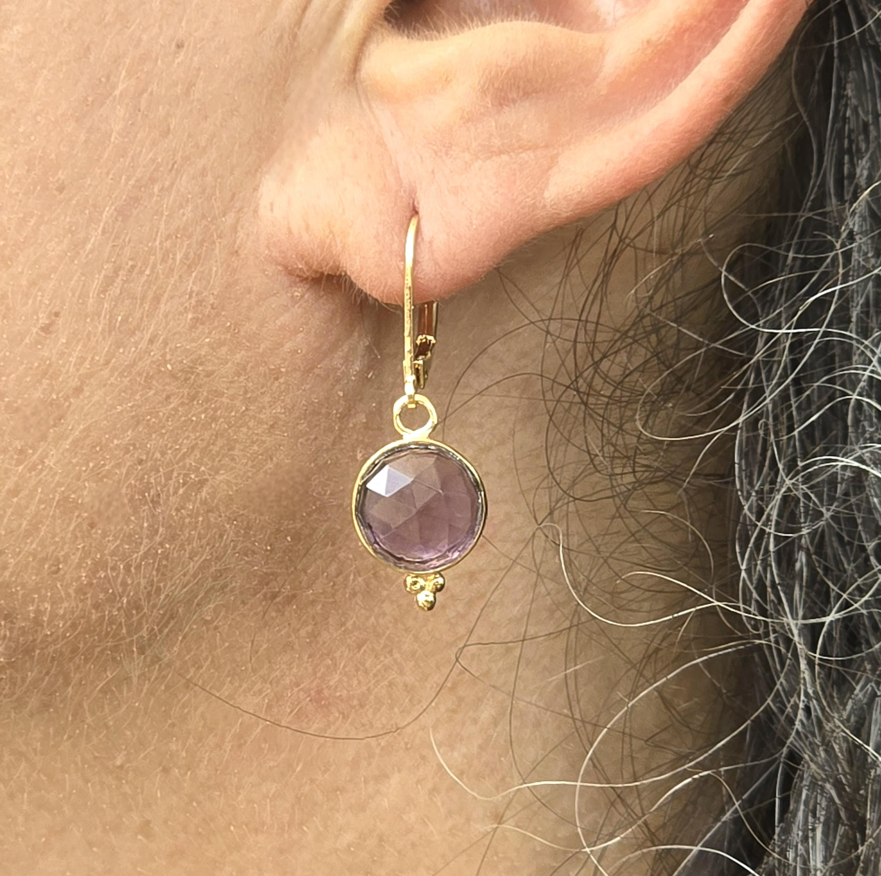 עגילי זהב עגולים משובצים באמטיסט