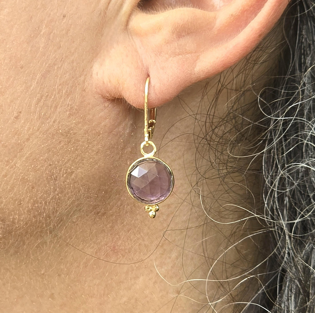 עגילי זהב עגולים משובצים באמטיסט