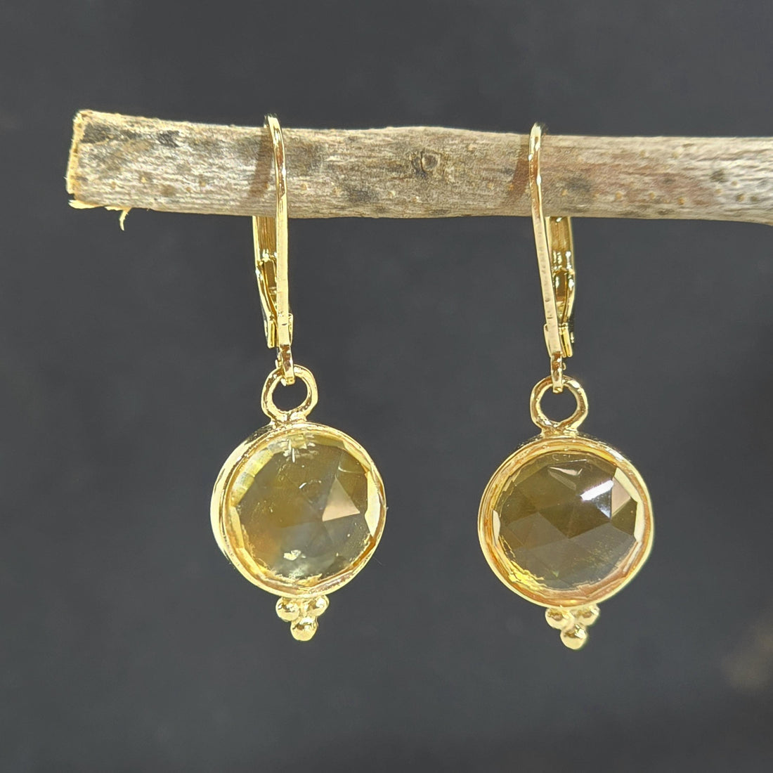 עגילי זהב עגולים משובצים בציטרין