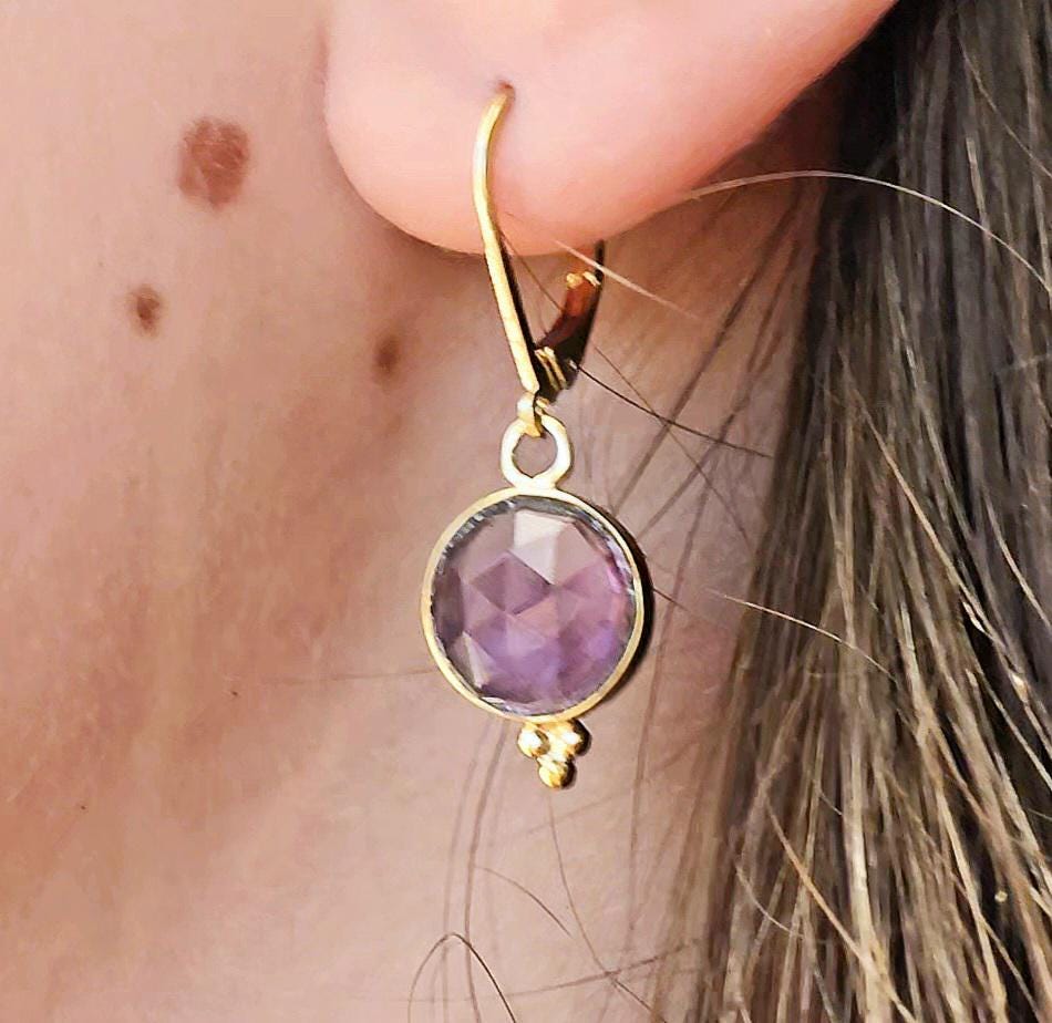 עגילי זהב עגולים משובצים באמטיסט