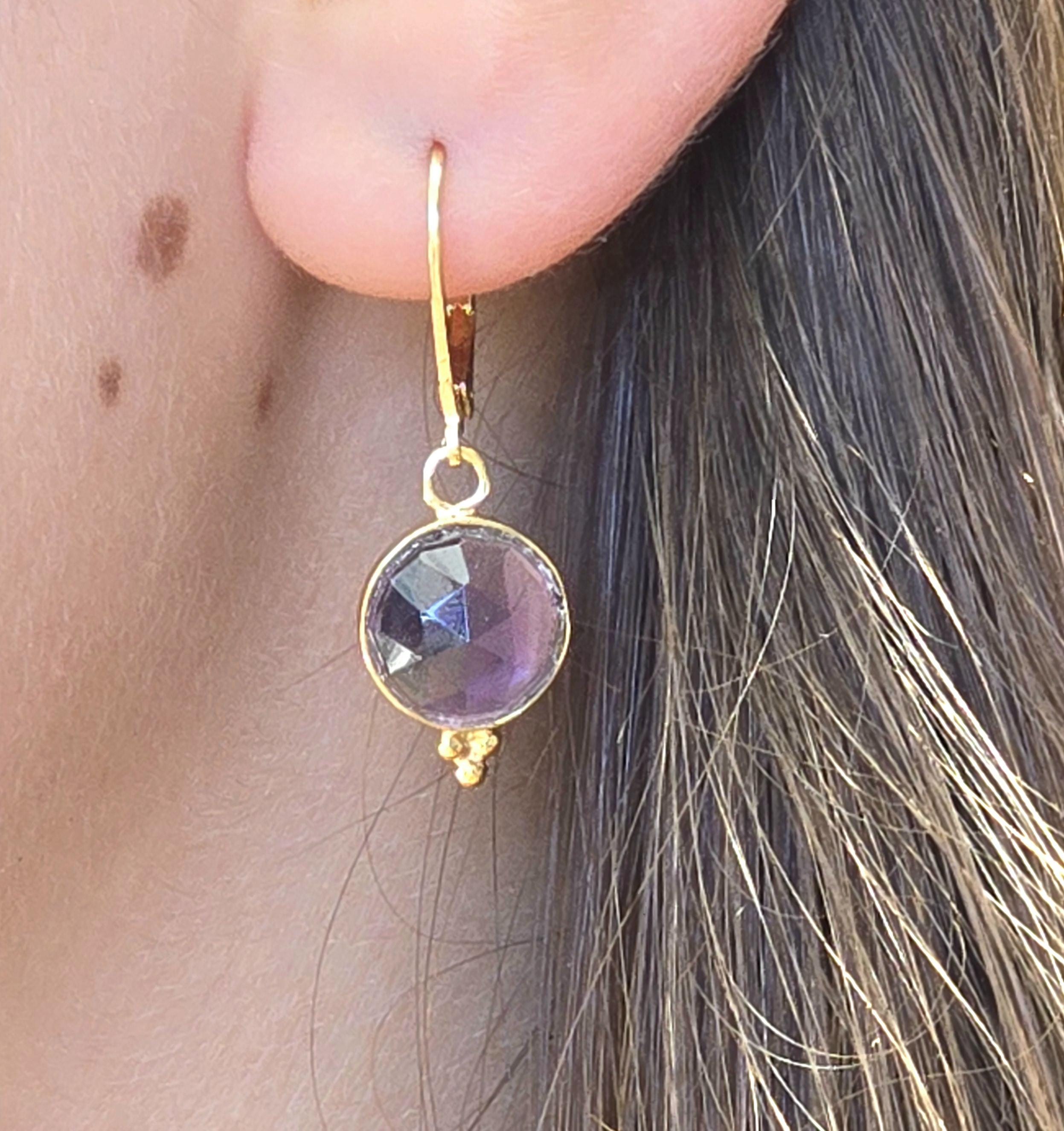 עגילי זהב עגולים משובצים באמטיסט