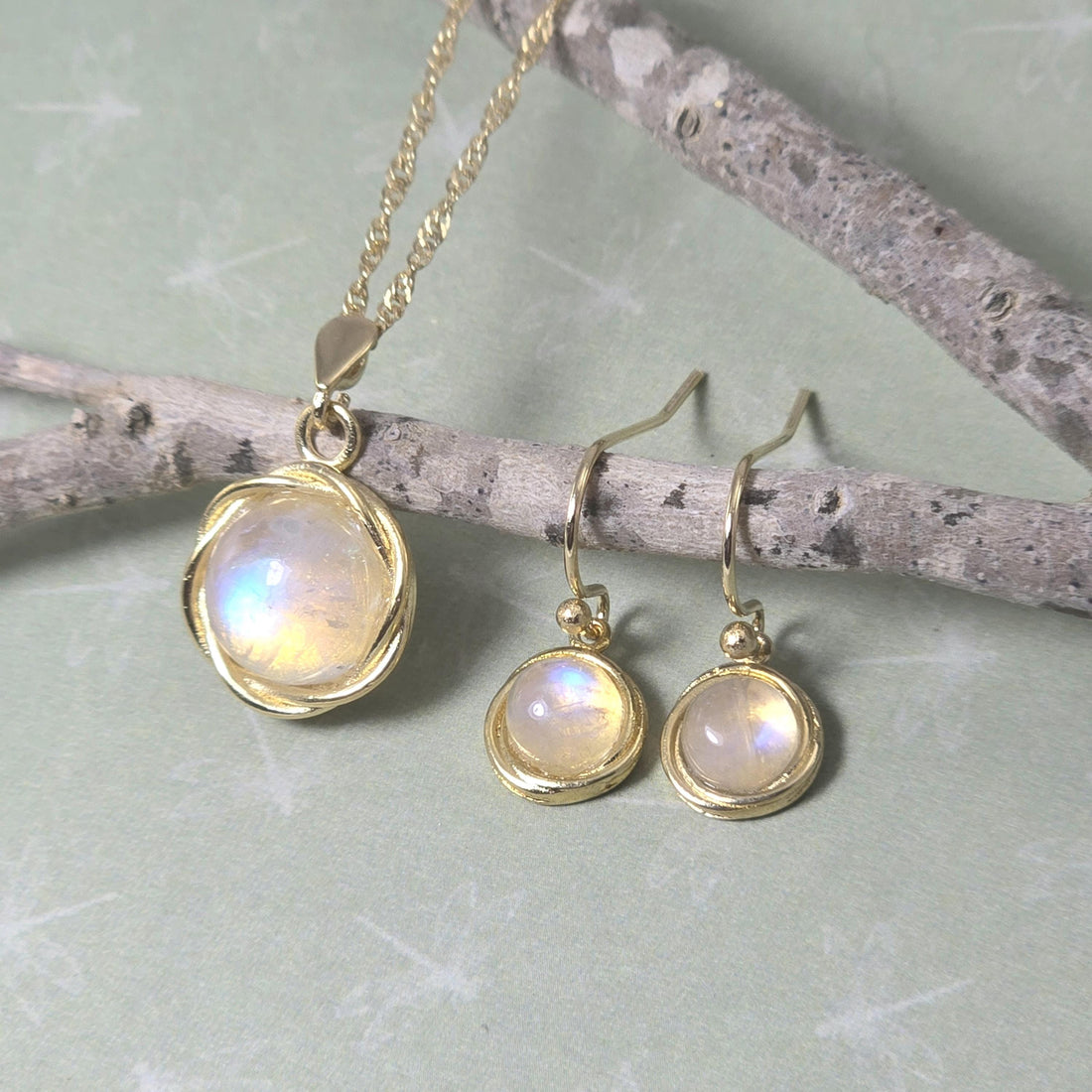 סט תכשיטי מונסטון, עגילי זהב ותליון שרשרת משובצים באבן מונסטון