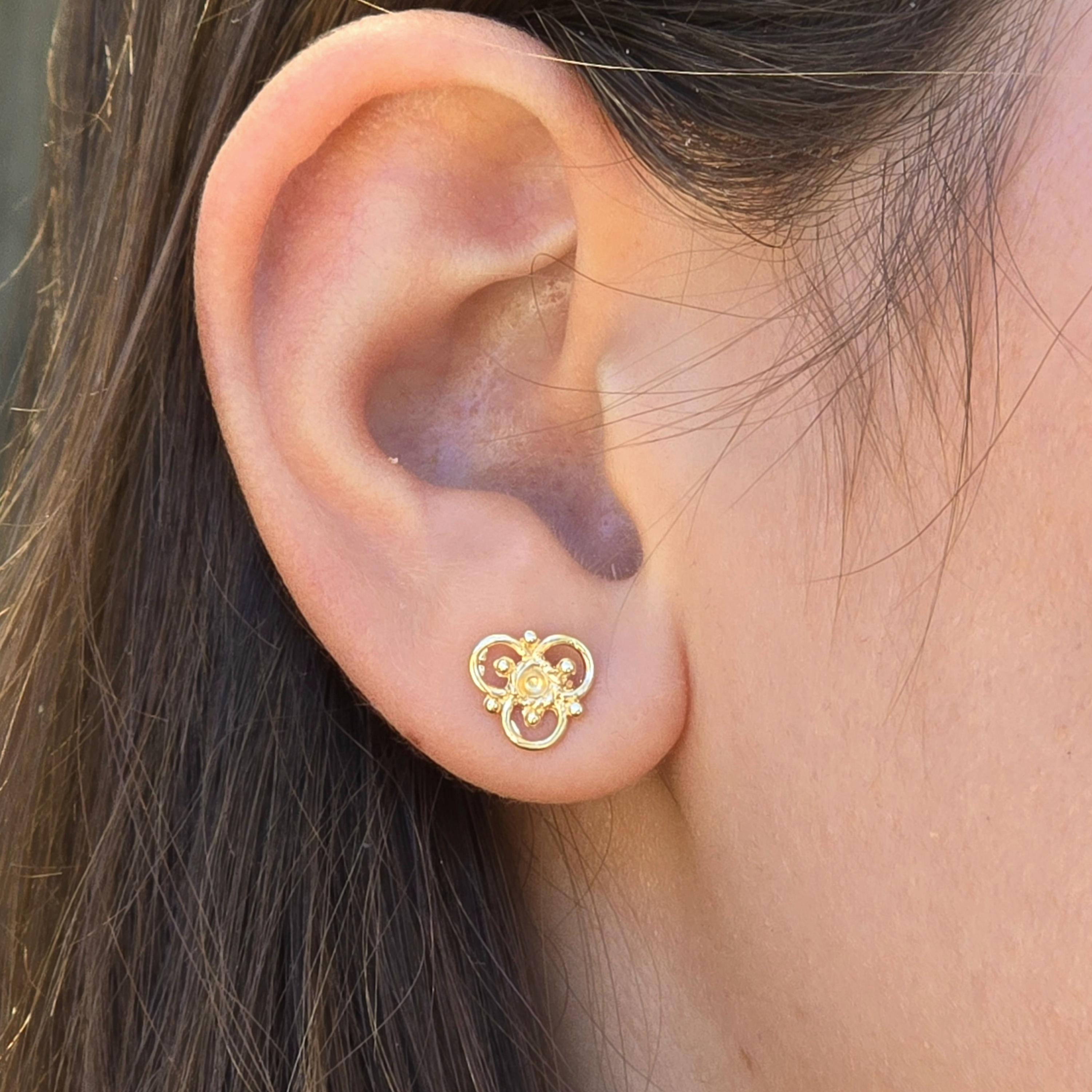 עגילי פרחים צמודים מזהב 14 קראט