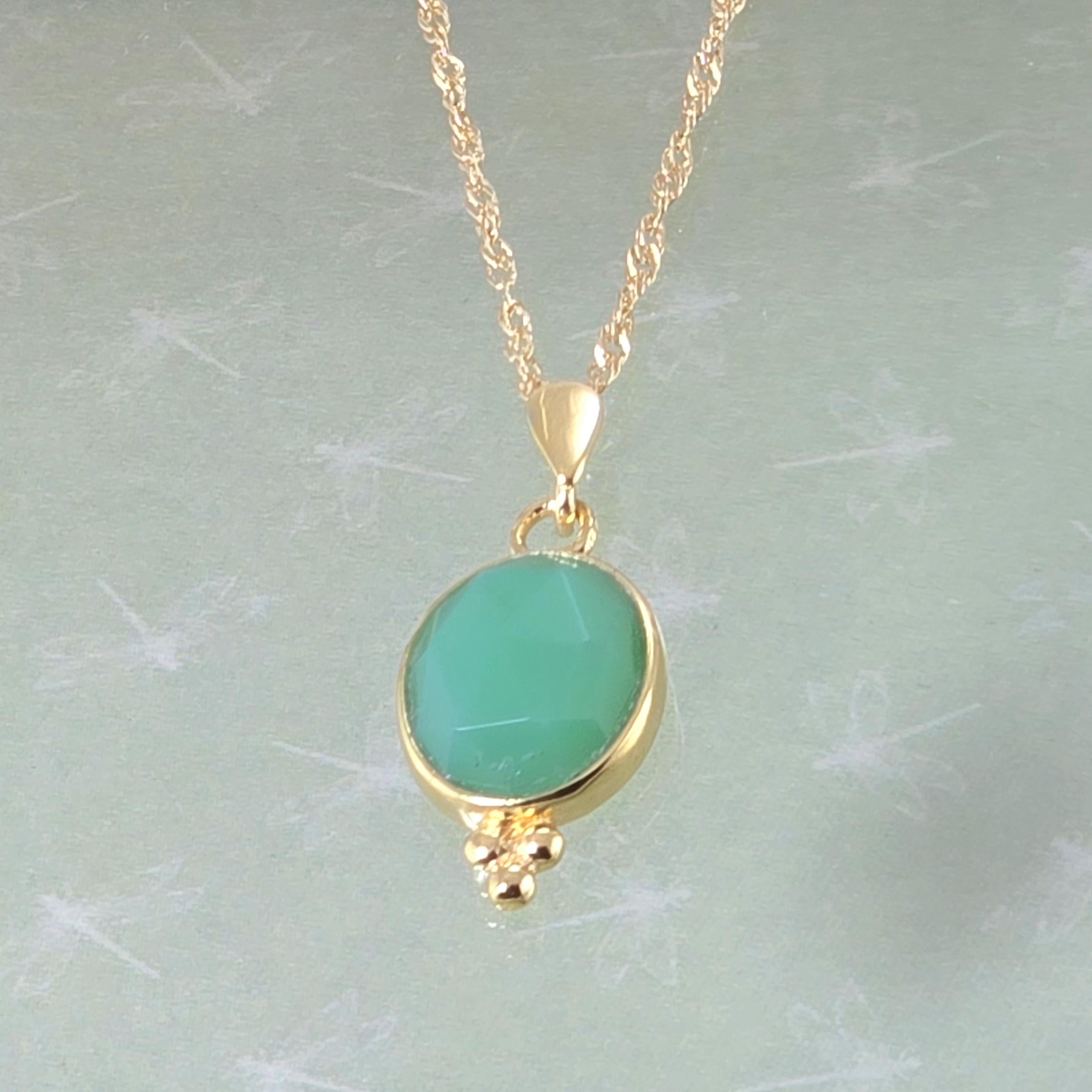 תליון שרשרת זהב ירקן, שרשרת אבן ירוקה