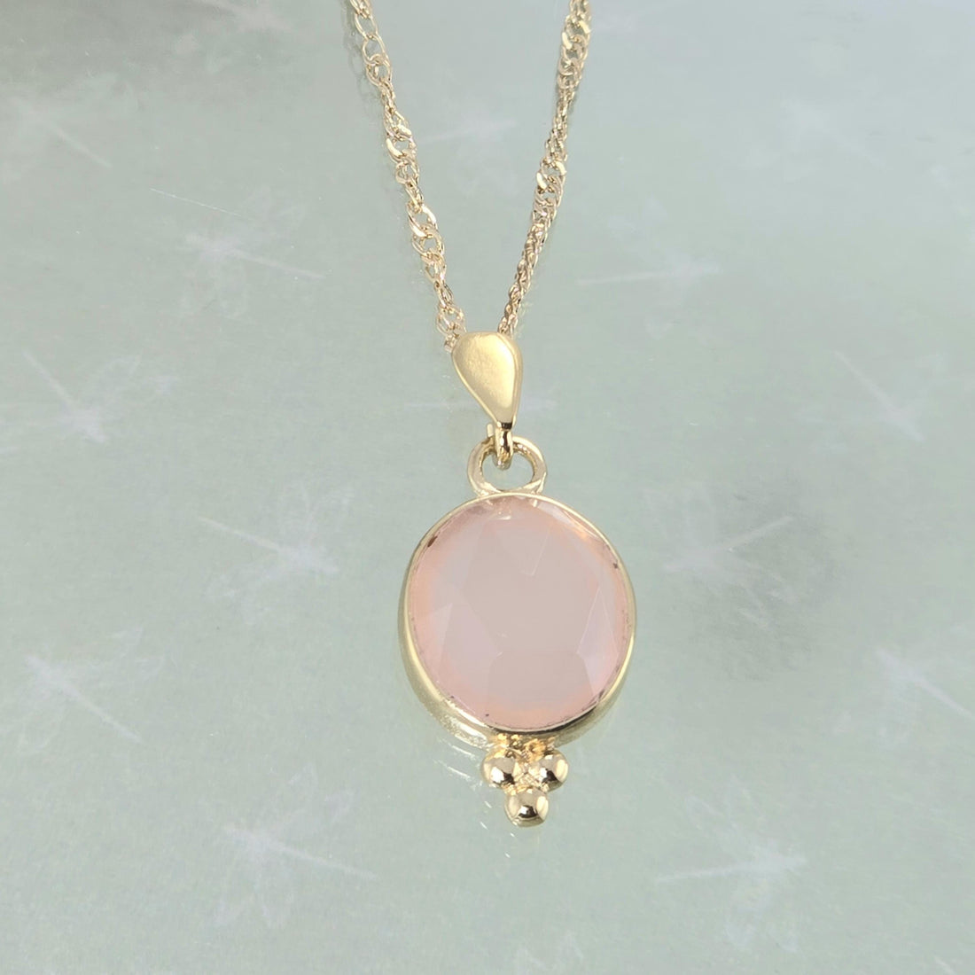 תליון שרשרת זהב ירקן, שרשרת אבן ירוקה