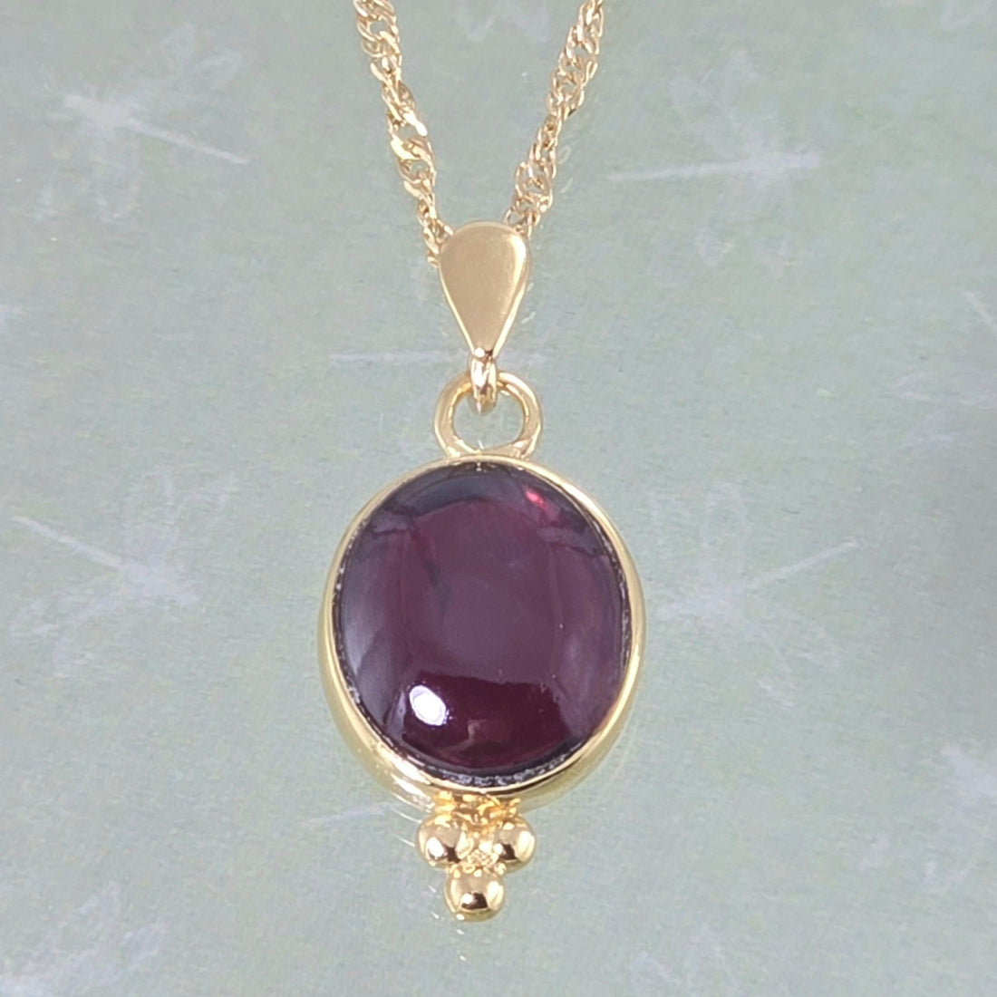 תליון שרשרת זהב ירקן, שרשרת אבן ירוקה