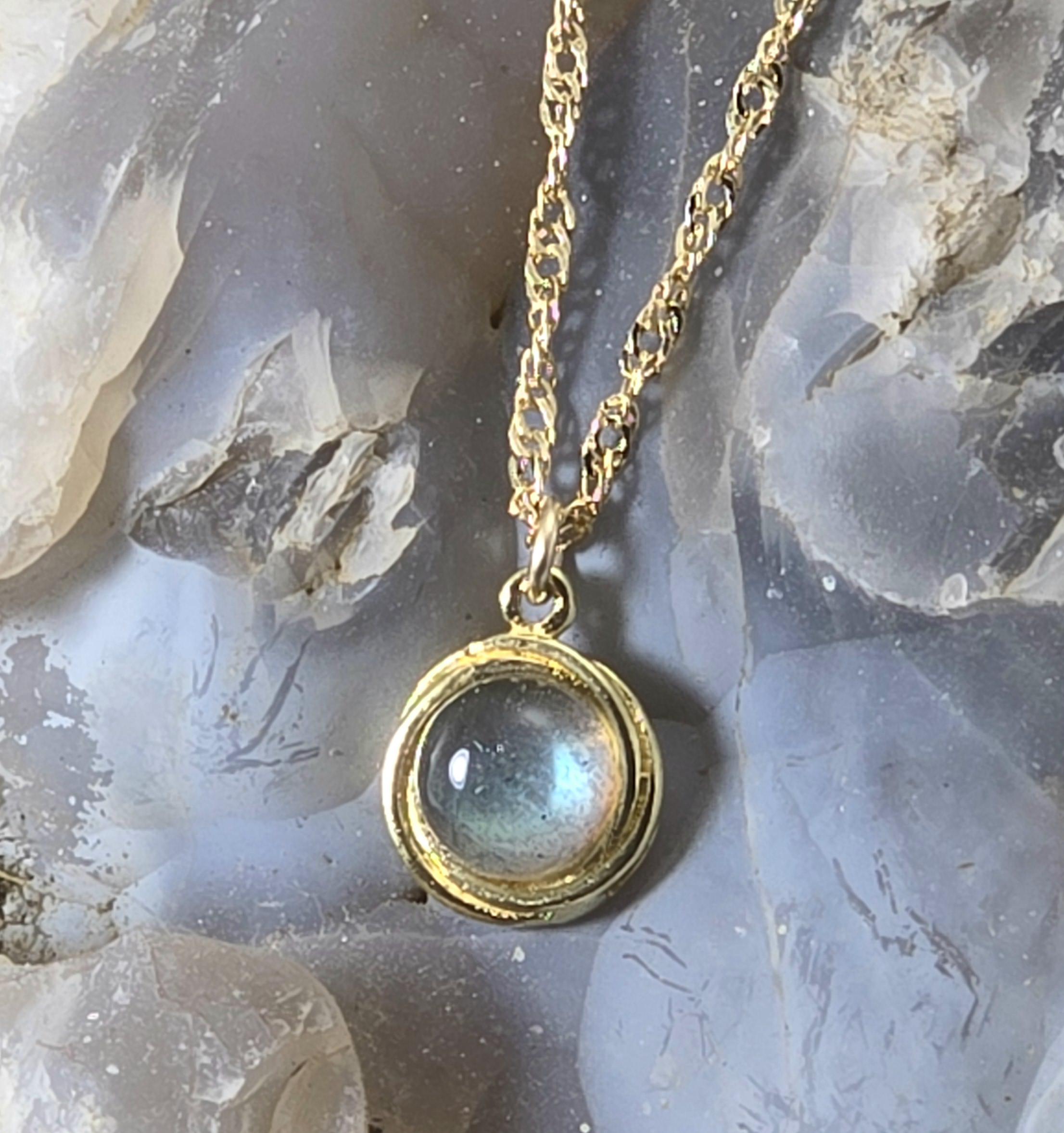 תליון שרשרת קטנה מאבן לברדוריט מזהב 14 קראט