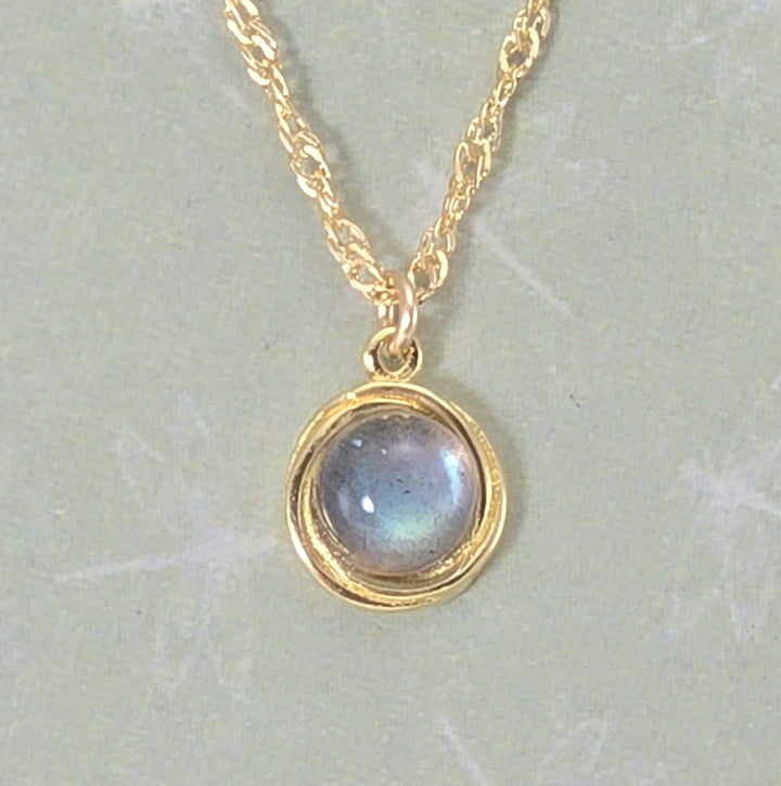 תליון שרשרת קטנה מאבן לברדוריט מזהב 14 קראט