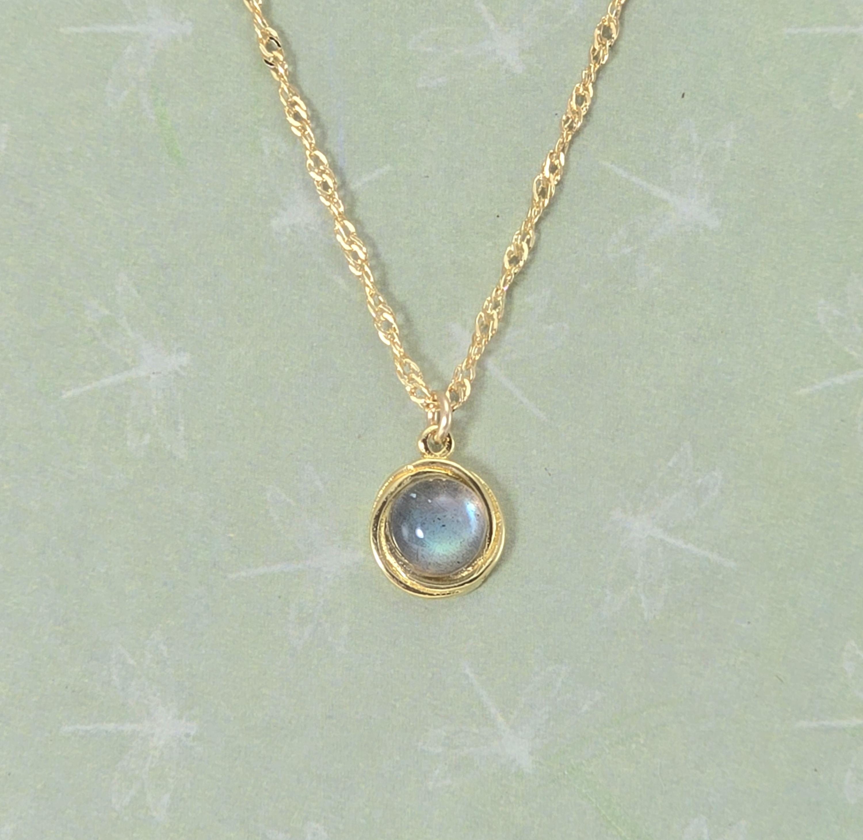 תליון שרשרת קטנה מאבן לברדוריט מזהב 14 קראט