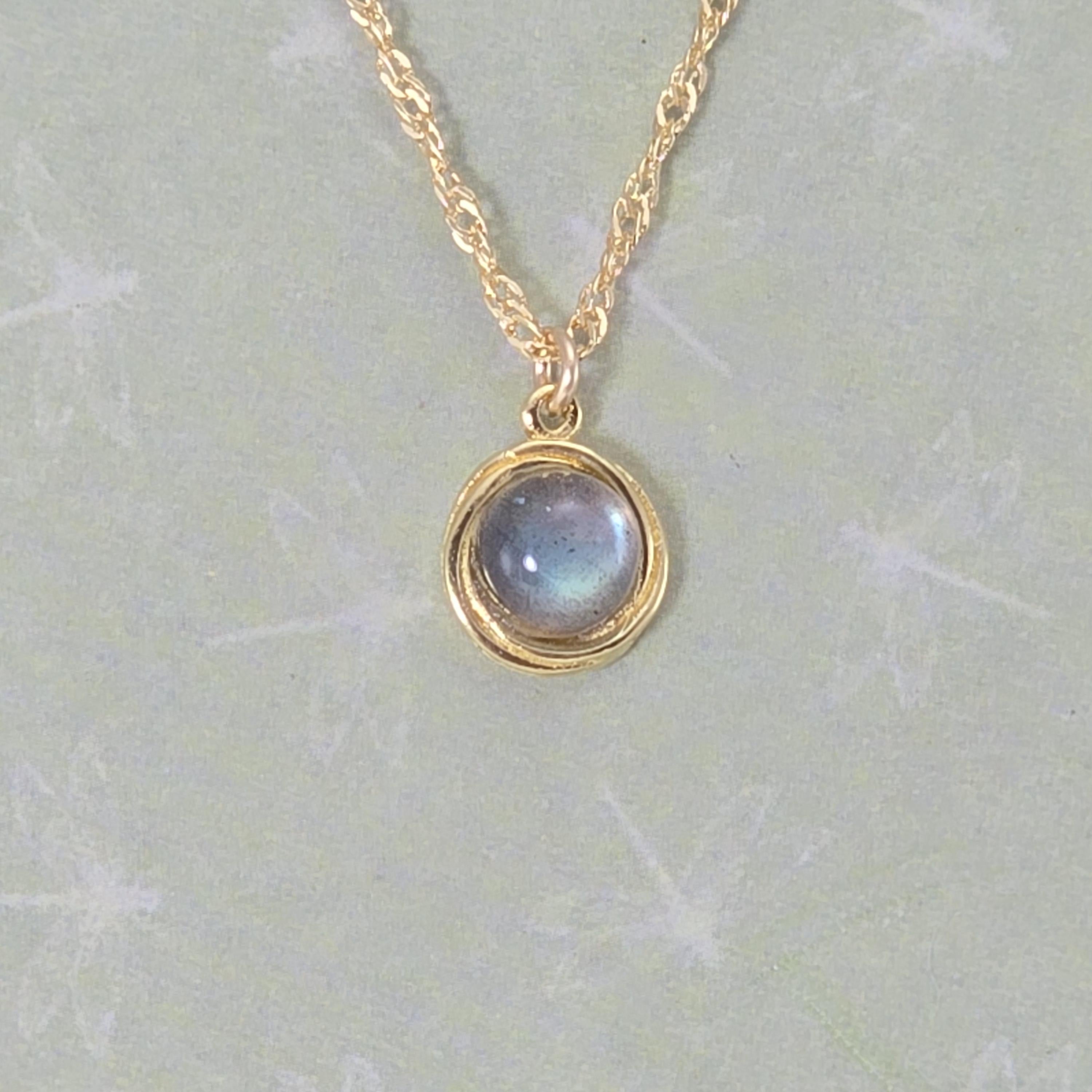 תליון שרשרת קטנה מאבן לברדוריט מזהב 14 קראט