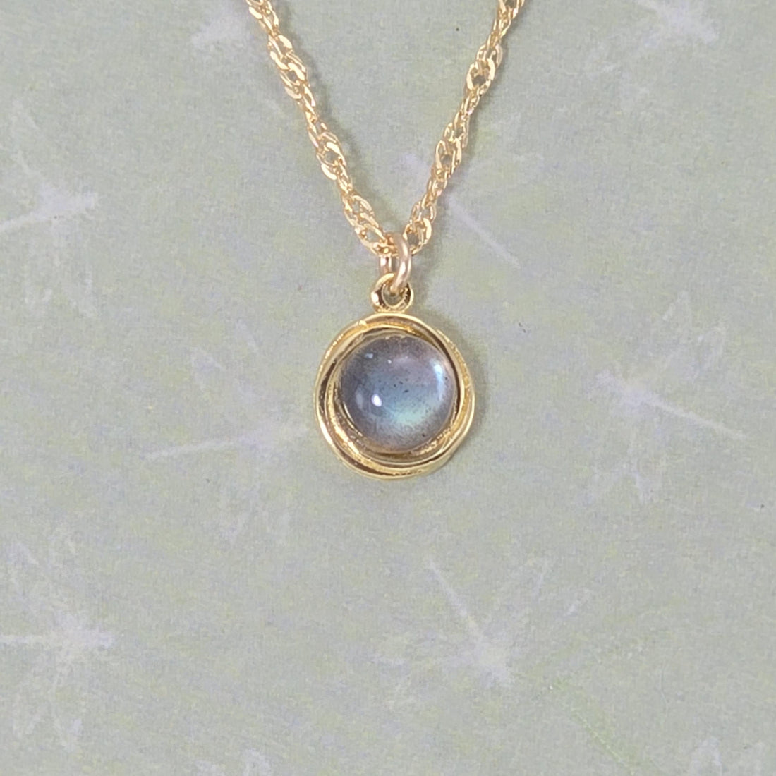 תליון שרשרת קטנה מאבן לברדוריט מזהב 14 קראט