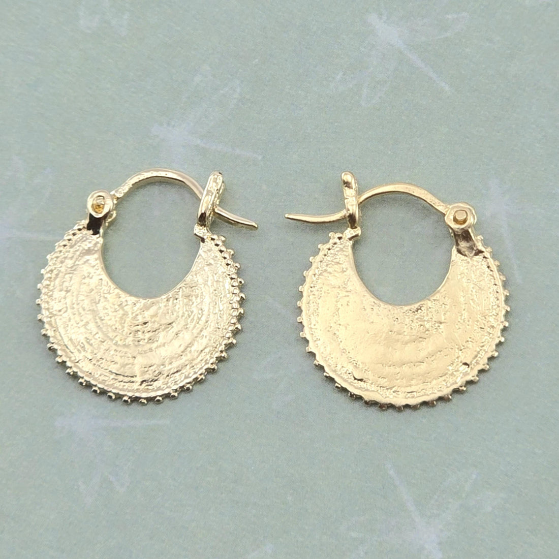 עגילי חישוק זהב בצורת סהר, עגילי חישוק זהב קטנים