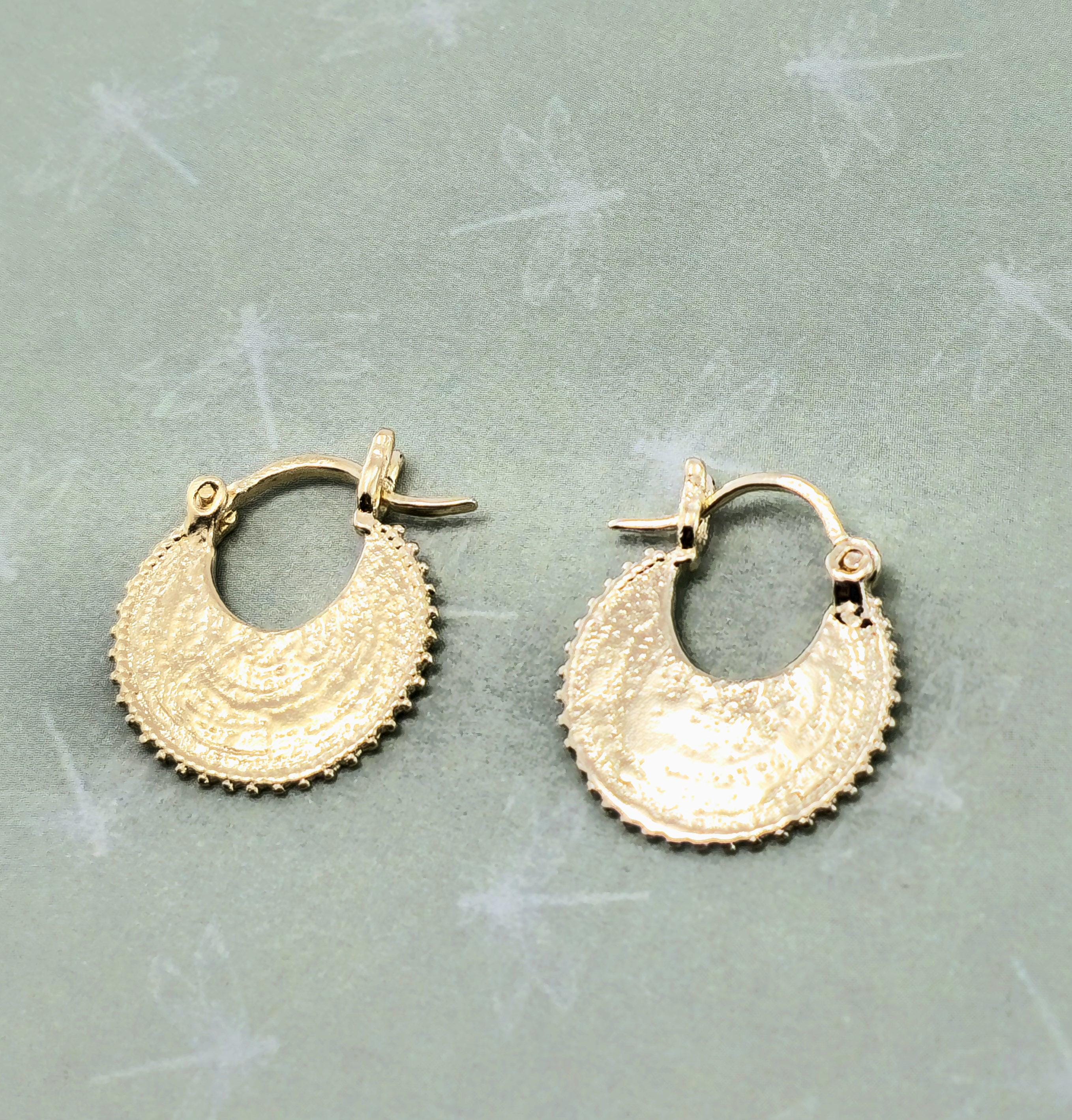 עגילי חישוק זהב בצורת סהר, עגילי חישוק זהב קטנים